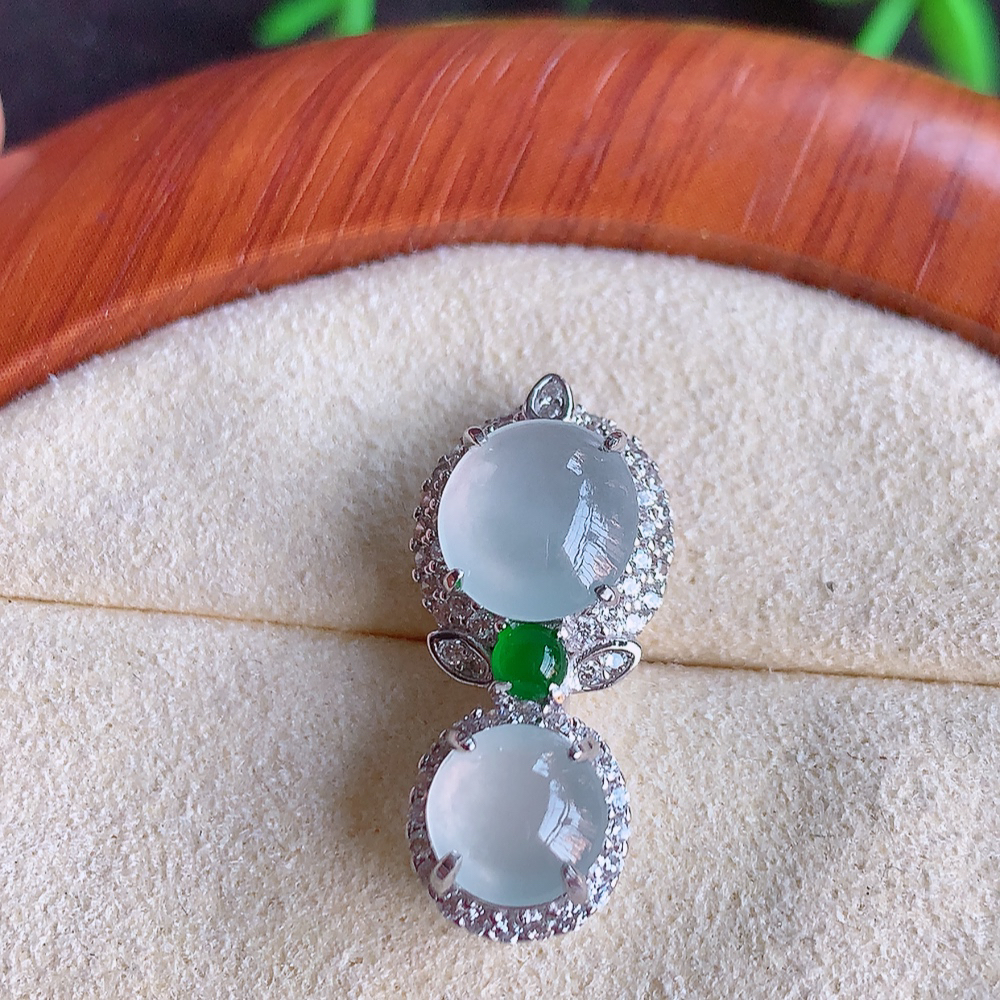 冰润蛋面翡翠吊坠，质地细腻，清秀高雅，饱满圆润  款式大方经典，颜色鲜艳，沁人心脾，高质量精品   