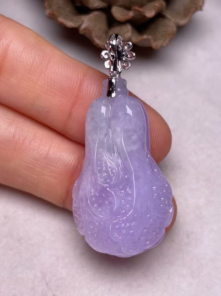 冰糯种紫罗兰【百财聚来】吊坠，真金真钻镶嵌，种水好，玉质细腻 .裸石尺寸 34.5*20.0