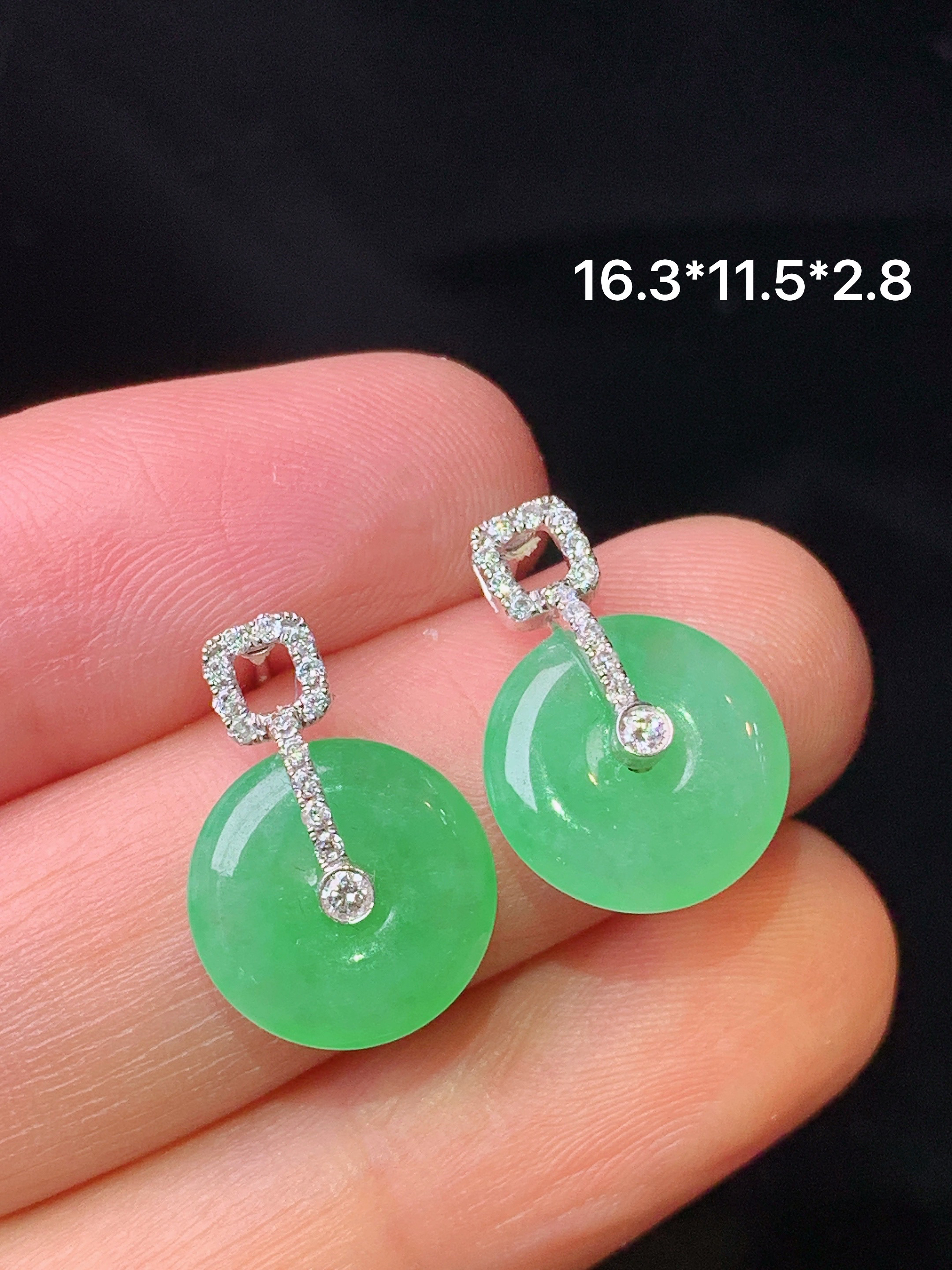 18k金钻镶嵌翠绿平安扣耳钉 玉质细腻 色泽艳丽清新 整体尺寸16.3*11.5*2.8