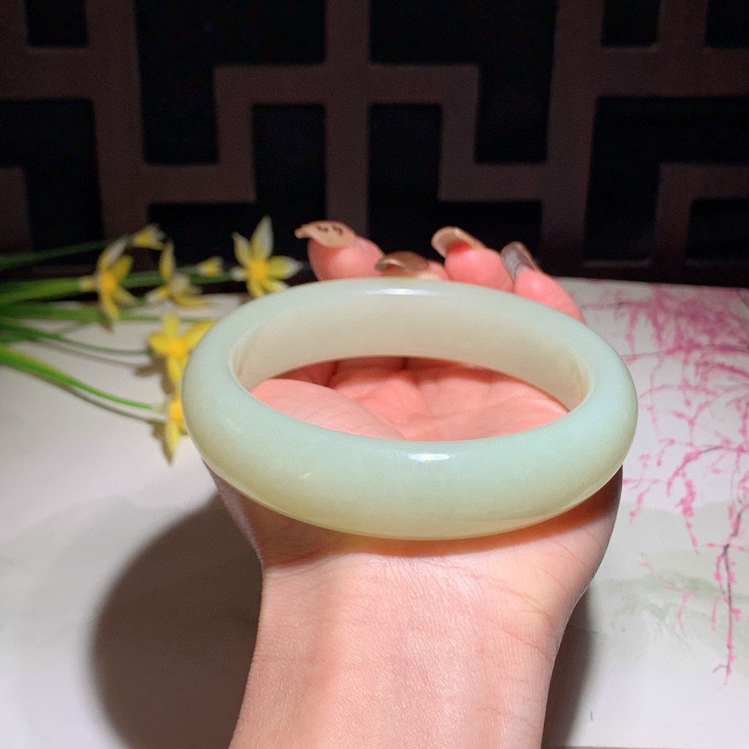 和田玉65圈口黄口料手镯！玉质细腻油润 底色纯净 无裂无杂 脂粉好，品质高。