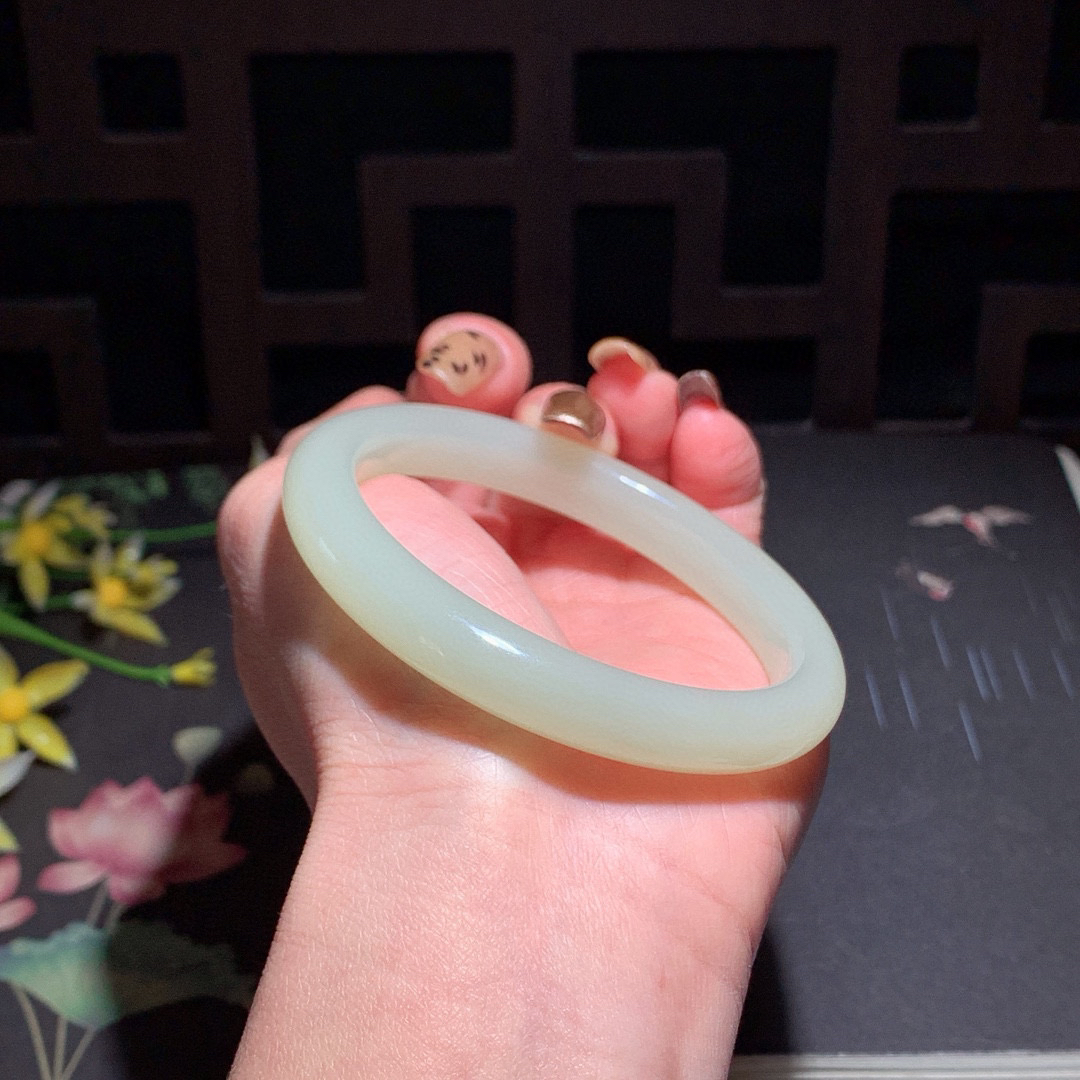 和田玉58圈晴水色手镯！清水色！玉质细腻油润 底色纯净 无裂无杂 脂粉好，品质高。