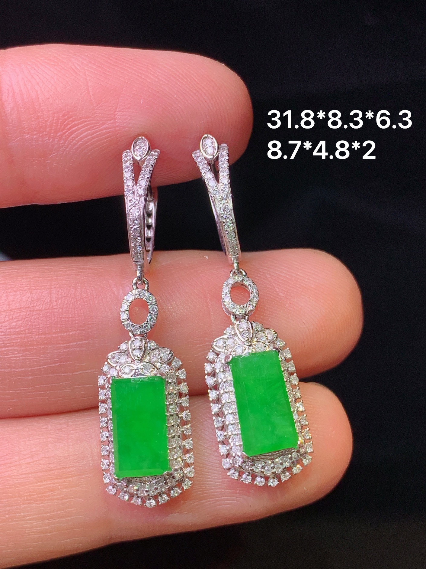 18k金钻镶嵌满绿无事牌耳坠 玉质细腻 色泽艳丽清新 整体尺寸31.6*8.3*6.3