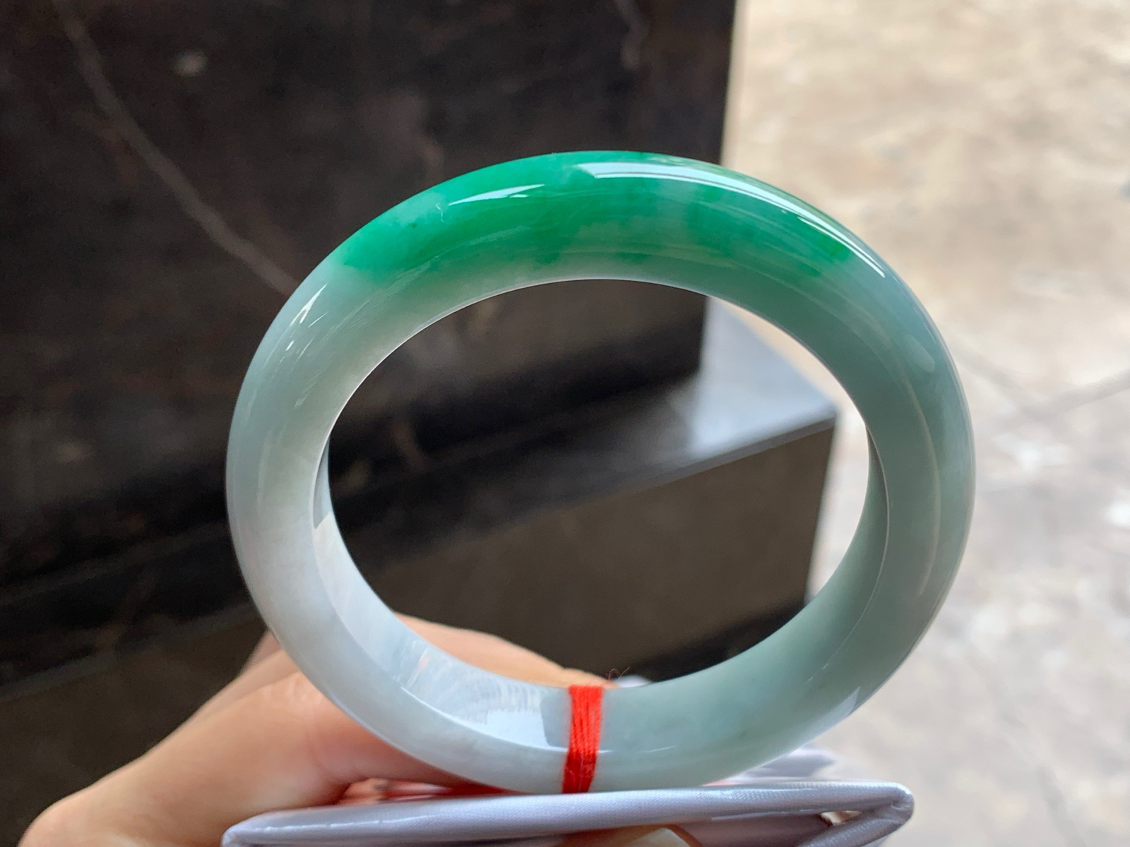 58-12.4-10

绿色手镯^_^鲜艳 玉质温润