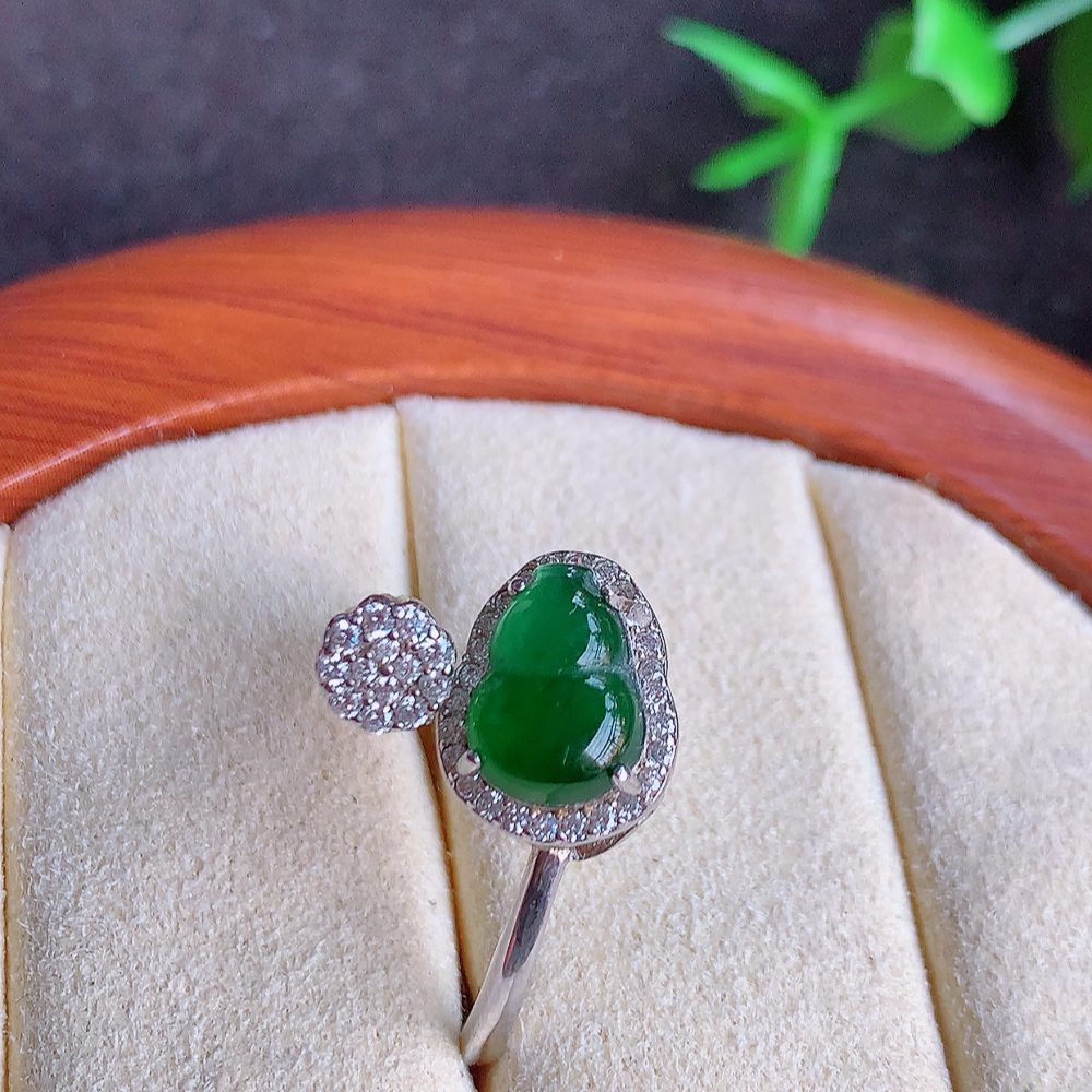 冰润满绿精美翡翠葫芦戒指  玉质细腻  冰清玉润  飘花灵动  颜色漂亮  W815.5 内径尺寸：16mm  裸石尺寸：9-6mm