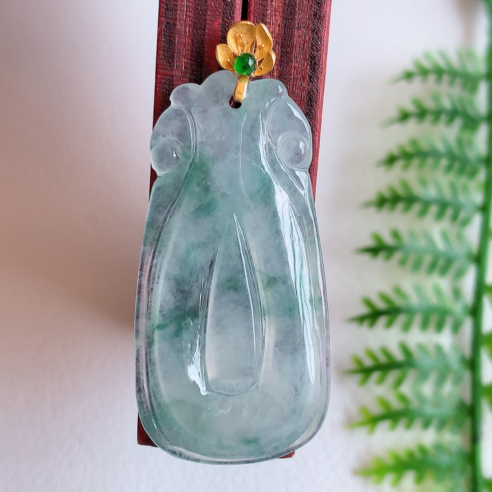 18k金扣冰润福贝翡翠吊坠，寓意“辈辈有福，财源广进”水足莹润。通体清新通透，佩戴效果优雅迷人，W142.5  尺寸：34-17-2.8mm