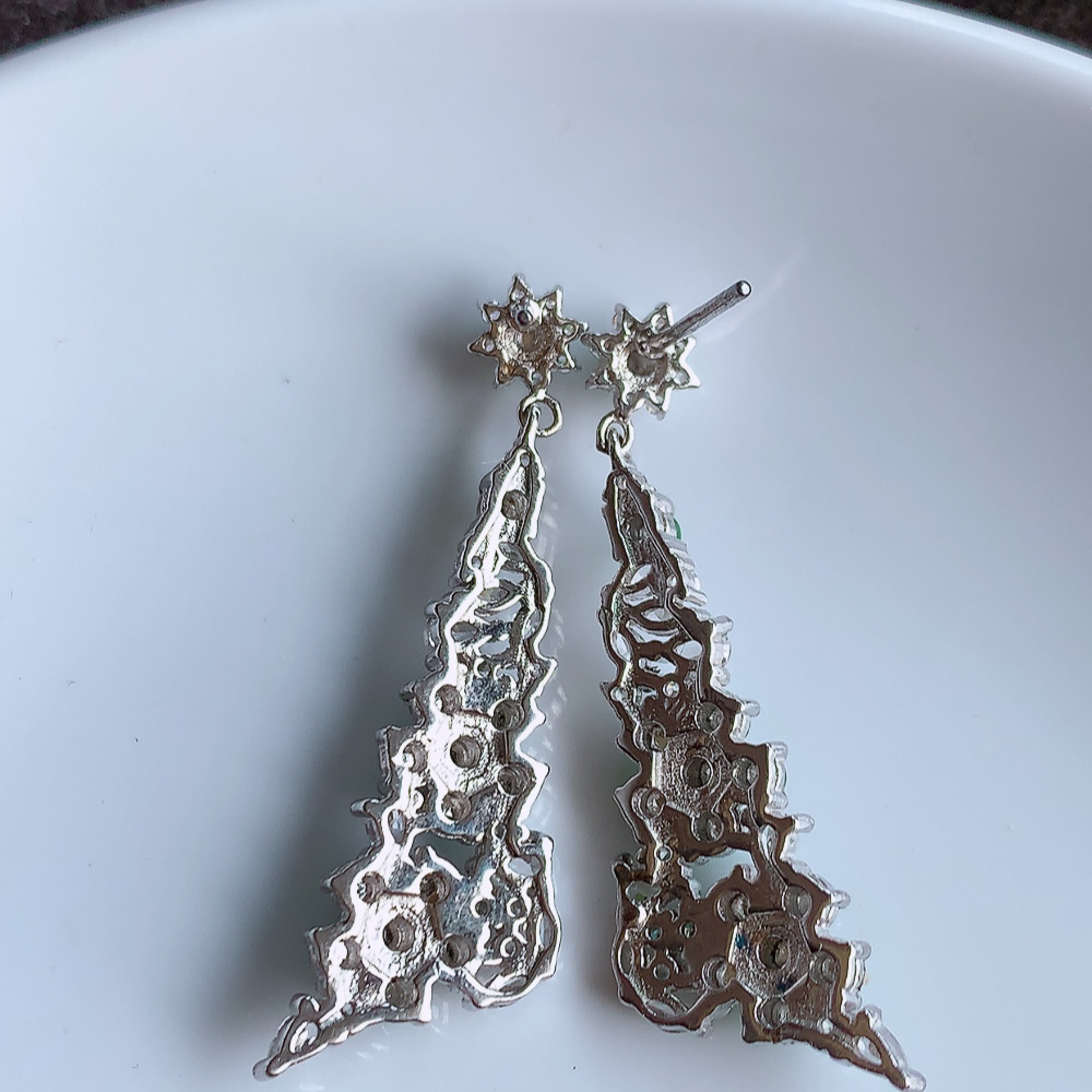 冰透满绿翡翠925银镶嵌耳钉，自然光实拍，翠色灵动，颜色漂亮，种老水足，品相佳，佩戴佳品！W815.5  取一整体尺寸：37-13.5-4.6mm  裸石尺寸：3mm