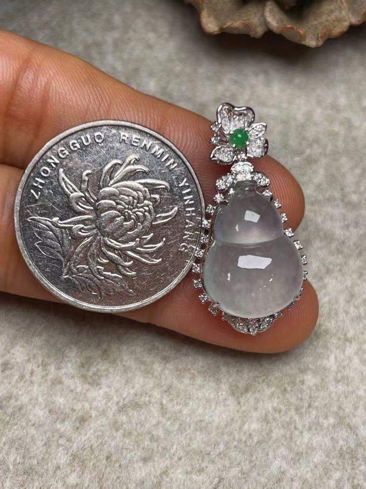 冰种葫芦吊坠、真金真钻镶嵌，种水好，玉质细腻 .裸石尺寸 17.5*12.7.