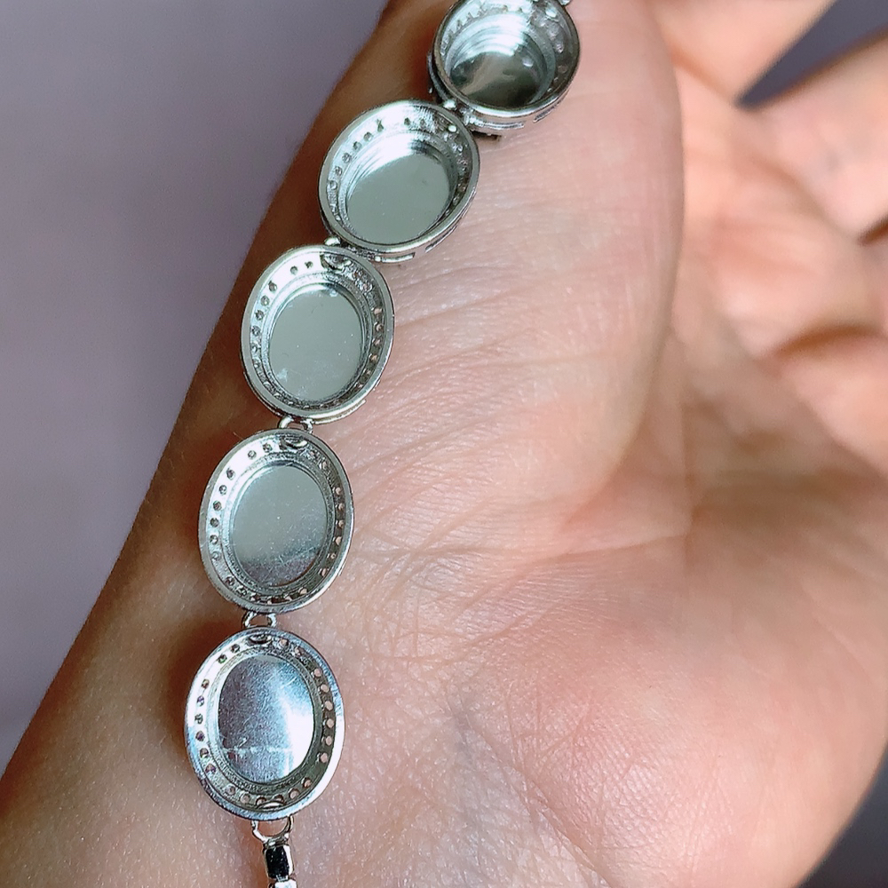 冰润翡翠满绿蛋面手链，水水润润，珠圆玉润，颜色鲜艳，妙明清净，清秀高雅，佩戴效果优雅迷人！性价比超值 W502.5  取一尺寸：12.5-10-6.2mm  裸石尺寸：10-7.8mm