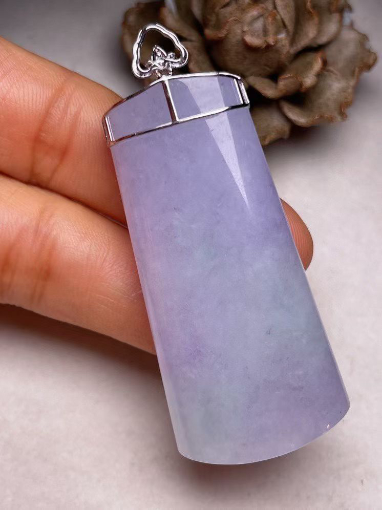 冰糯种紫罗兰无事牌吊坠，真金真钻镶嵌，种水好，玉质细腻 .裸石尺寸 50.0*23.8