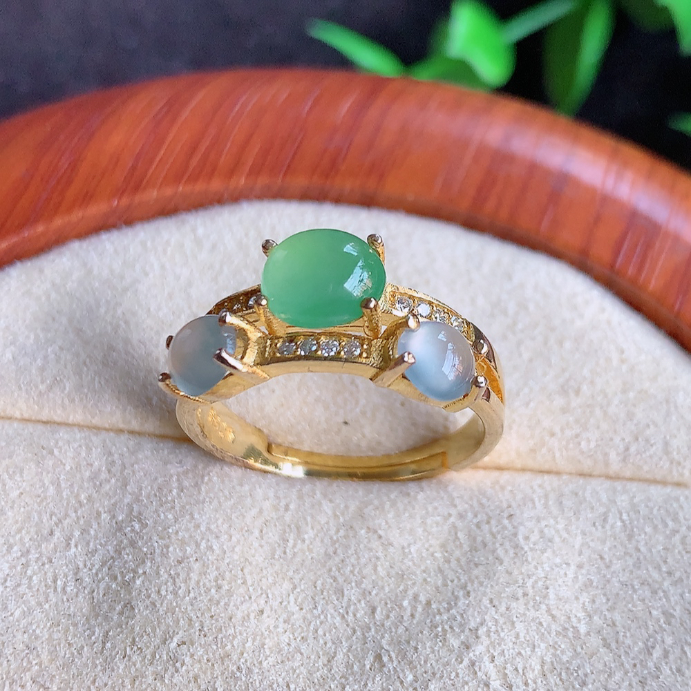 冰润精美环形翡翠戒指  玉质细腻  冰清玉润  飘花灵动  颜色漂亮  W815.5  内径尺寸：17.5mm  取一裸石尺寸：7-5.7mm