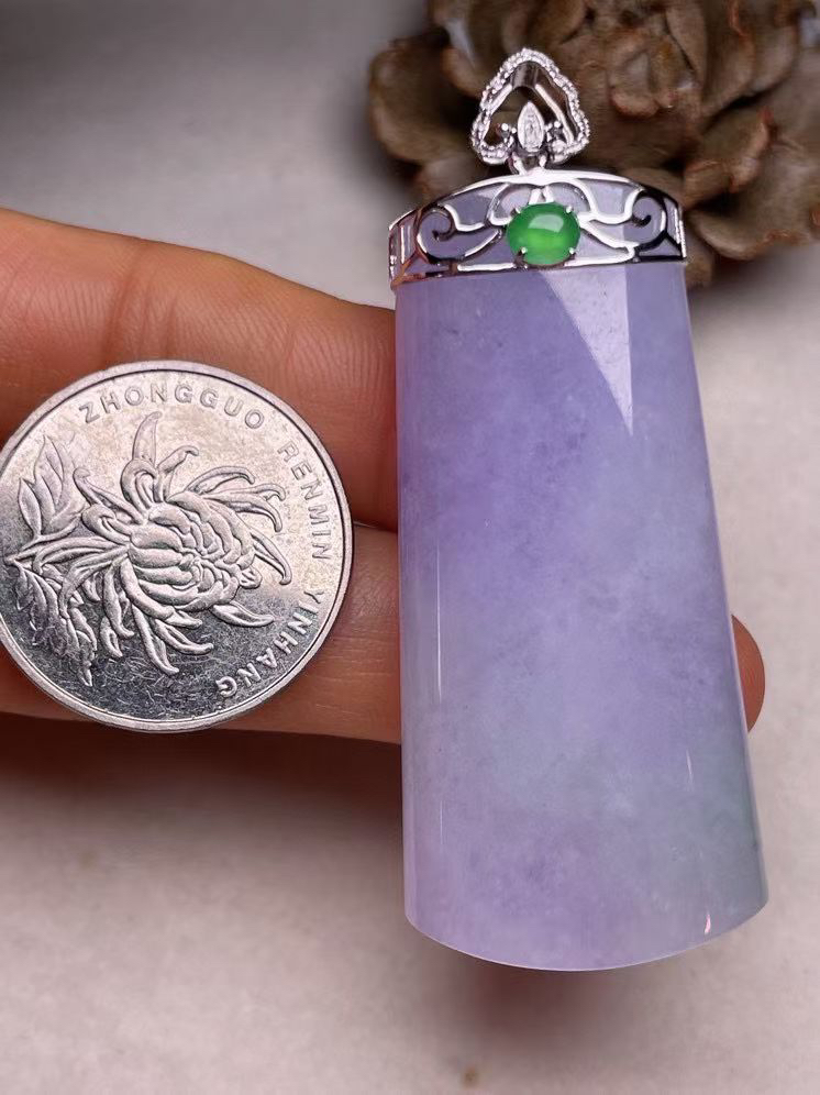 冰糯种紫罗兰无事牌吊坠，真金真钻镶嵌，种水好，玉质细腻 .裸石尺寸 50.0*23.8