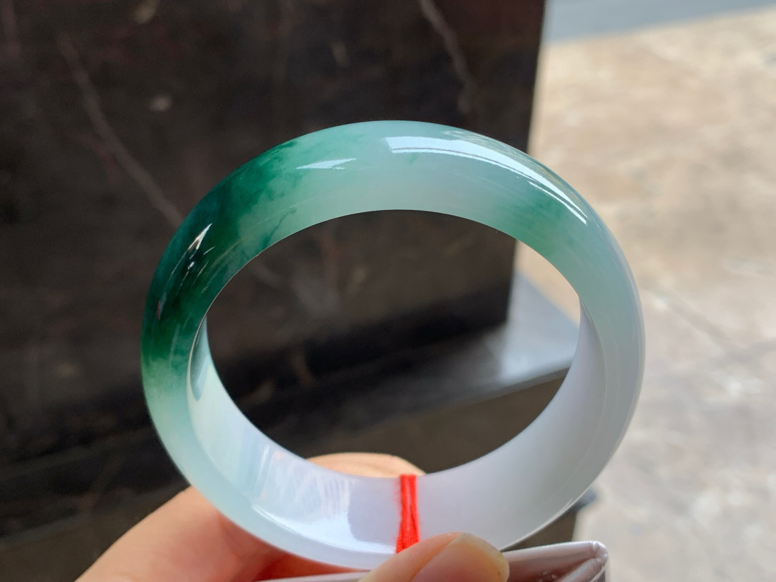 60-19.7-8.6

飘花宽版手镯^_^玉质温润 细腻 鲜艳