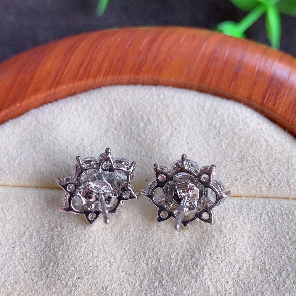 冰透满绿翡翠925银镶嵌耳钉，自然光实拍，翠色灵动，颜色漂亮，种老水足，品相佳，佩戴佳品！W502.5  取一尺寸：13-11-6mm  裸石尺寸：7-5mm