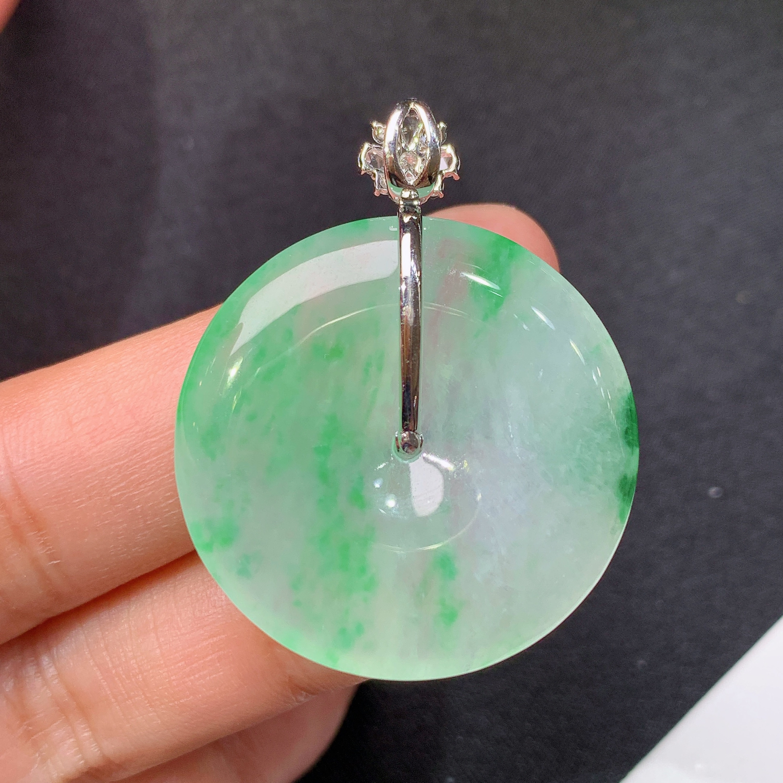 冰飘绿平安扣吊坠，18k金镶嵌，冰冰润润，玉质细腻，种水足，Fc 尺寸37.9*30.3*5.1