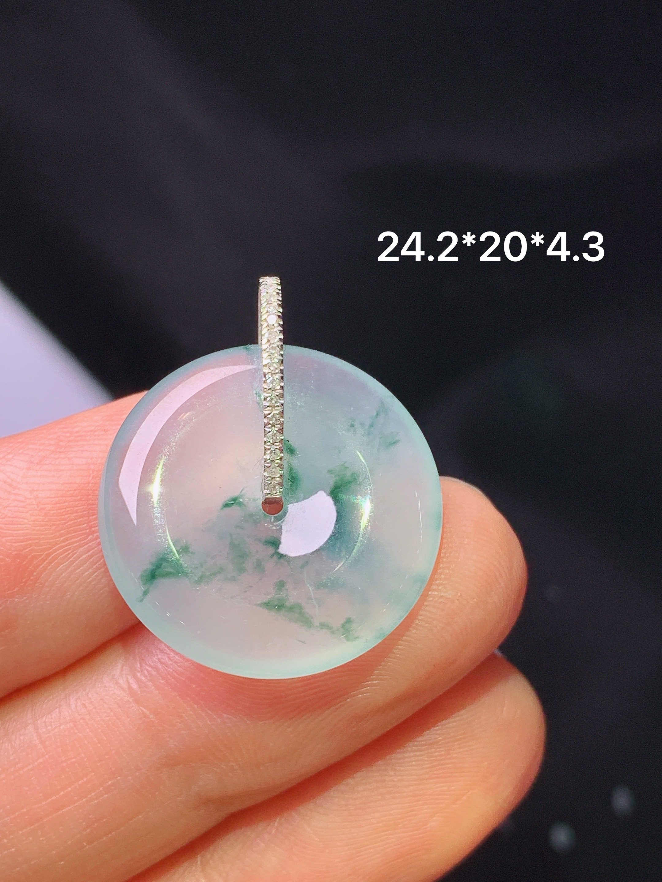 18k金钻镶嵌冰种飘绿平安扣吊坠 玉质细腻 色泽艳丽清新 整体尺寸24.2*20*4.3