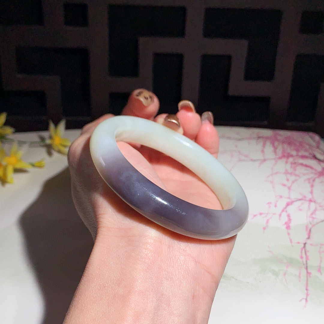 和田玉57圈口紫罗兰色手镯！玉质细腻油润 底色纯净 无裂无杂 脂粉好，品质高。