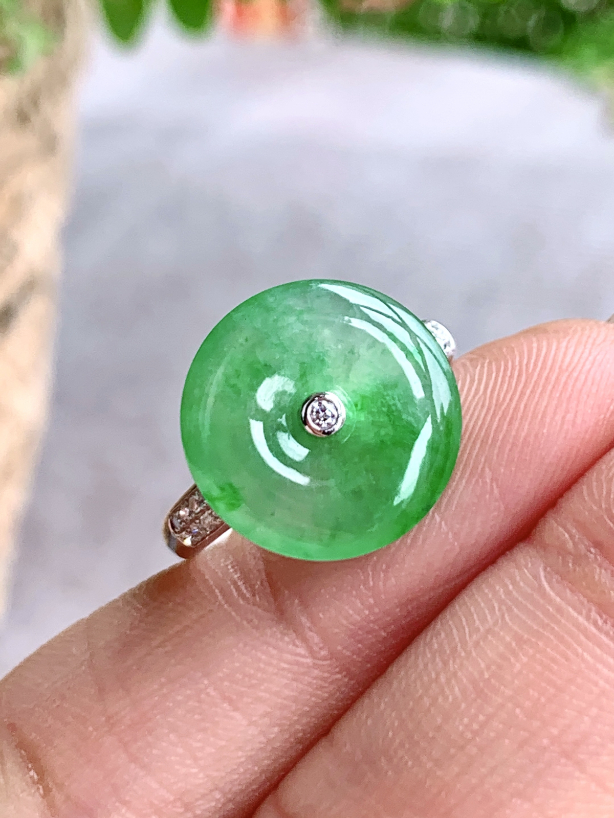 【镶嵌】️高冰飘绿花平安扣戒指
【说明】缅料  18k金镶嵌 性价比高  
【裸石】14.3-3.4
【圈口】14号
【重量】3.7克