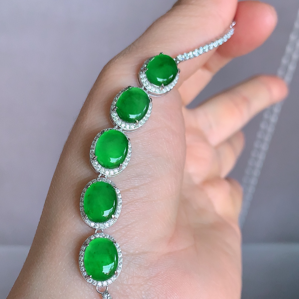 冰润翡翠满绿蛋面手链，水水润润，珠圆玉润，颜色鲜艳，妙明清净，清秀高雅，佩戴效果优雅迷人！性价比超值