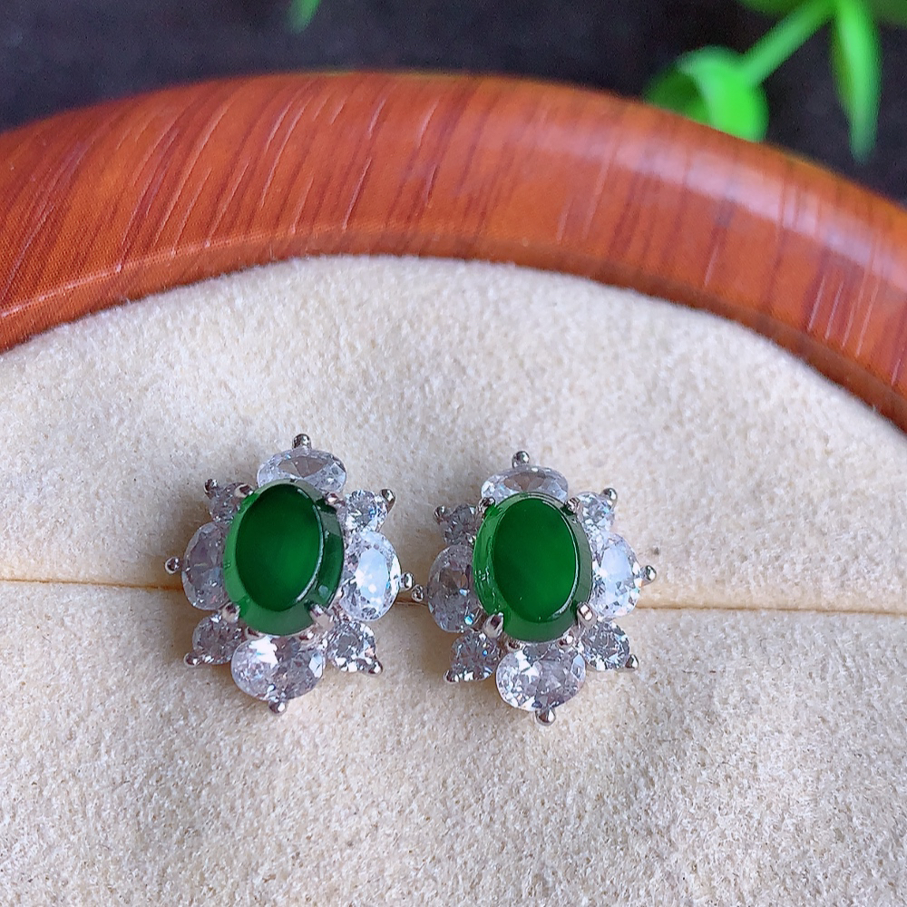 冰透满绿翡翠925银镶嵌耳钉，自然光实拍，翠色灵动，颜色漂亮，种老水足，品相佳，佩戴佳品！W502.