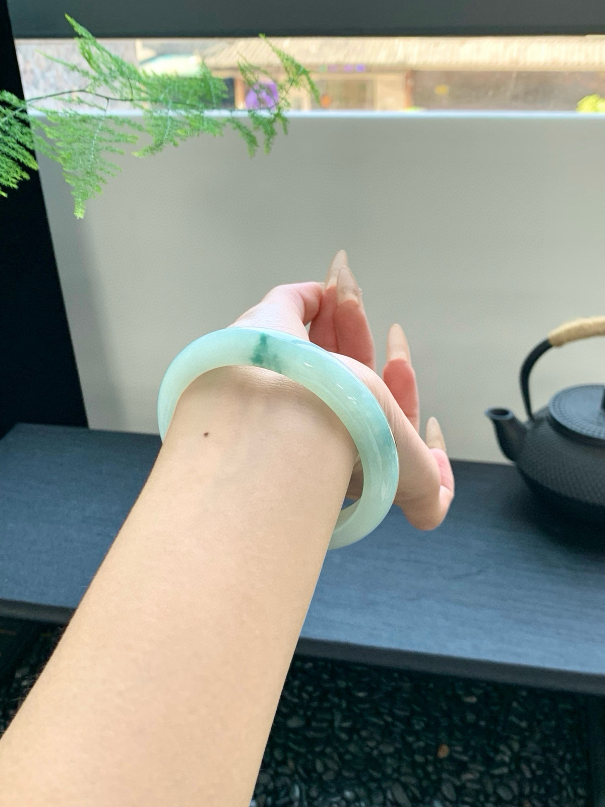 【冰飘花手镯】
柔美的飘绿花色、清清甜甜的味道格外的沁人心脾，有着东方韵味的温婉之美
【尺寸】58-12-9mm