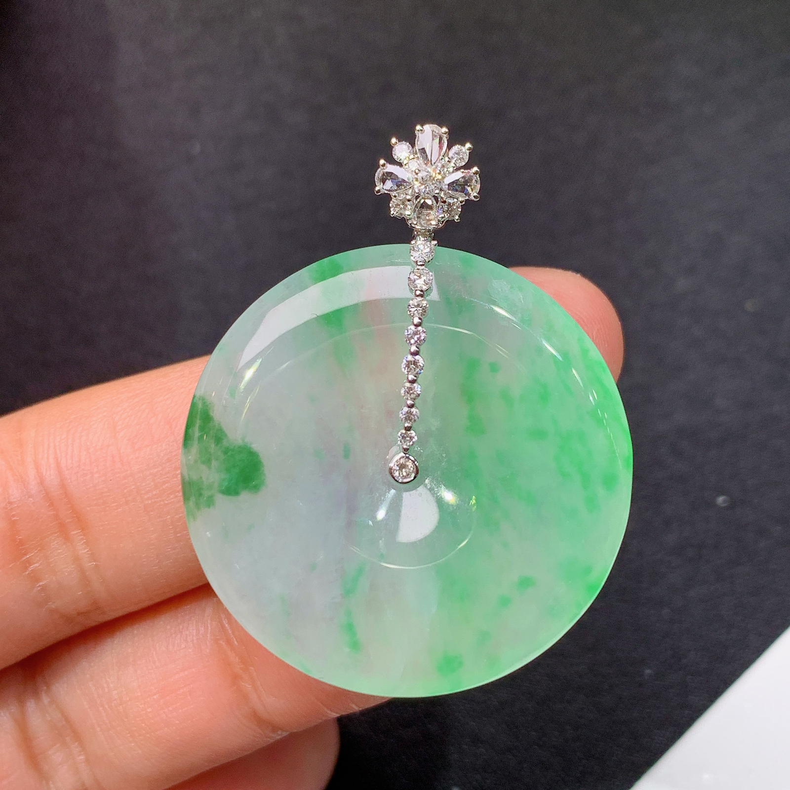 冰飘绿平安扣吊坠，18k金镶嵌，冰冰润润，玉质细腻，种水足，Fc 尺寸37.9*30.3*5.1