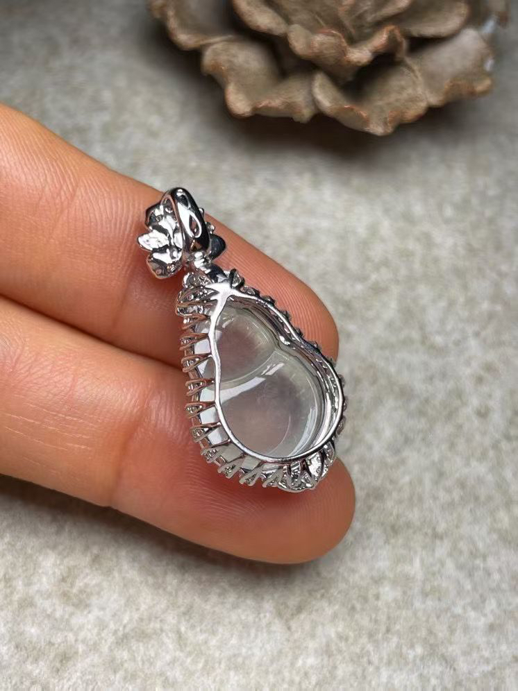 冰种葫芦吊坠、真金真钻镶嵌，种水好，玉质细腻 .裸石尺寸 17.5*12.7.