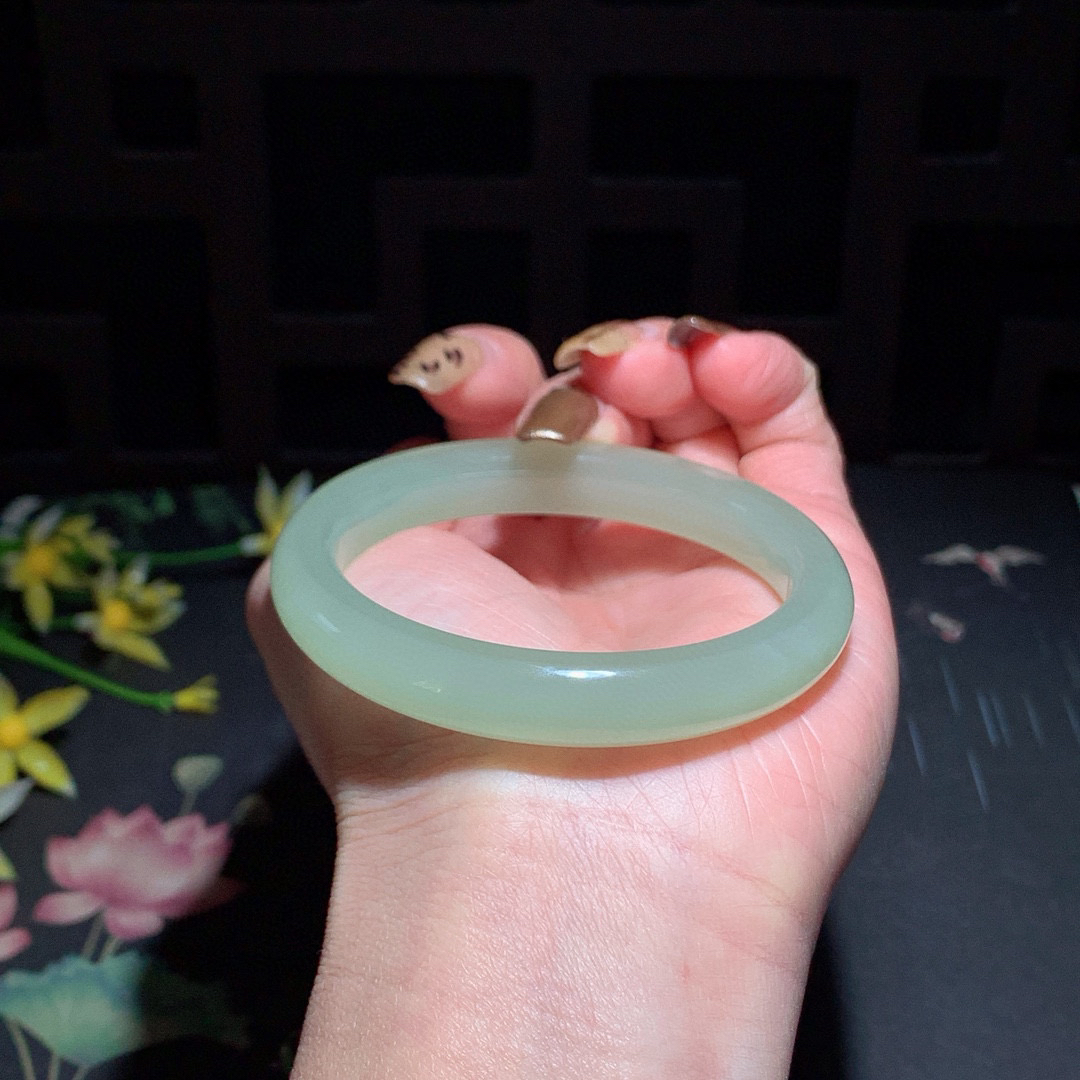 和田玉53.5圈晴水色手镯！玉质细腻油润 底色纯净 无裂无杂 脂粉好，品质高。