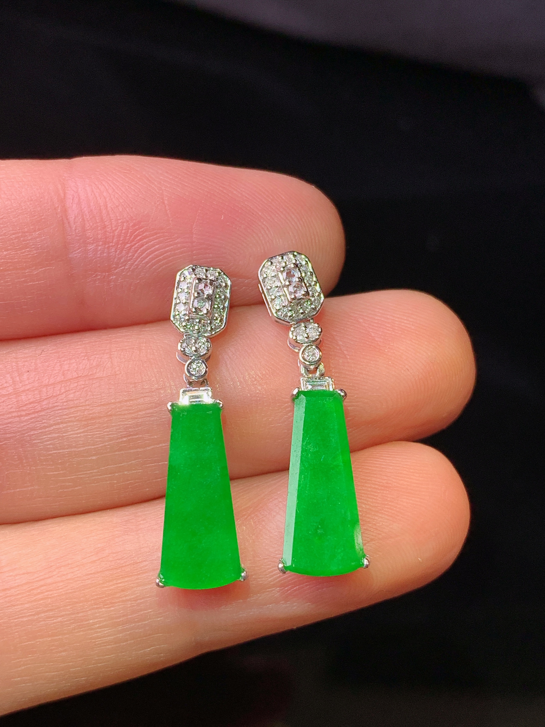 18k金钻镶嵌满绿无事牌耳坠 玉质细腻 色泽艳丽清新 整体尺寸26*5.5*3.7