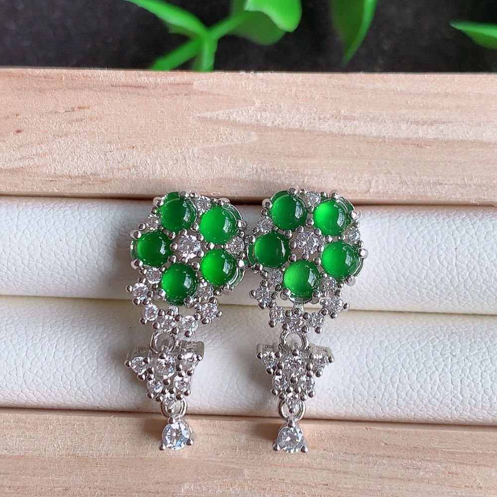 冰透满绿翡翠925银镶嵌耳钉，自然光实拍，翠色灵动，颜色漂亮，种老水足，品相佳，佩戴佳品！W815.5  取一整体尺寸：22-10.6-4.3mm  裸石尺寸：3mm