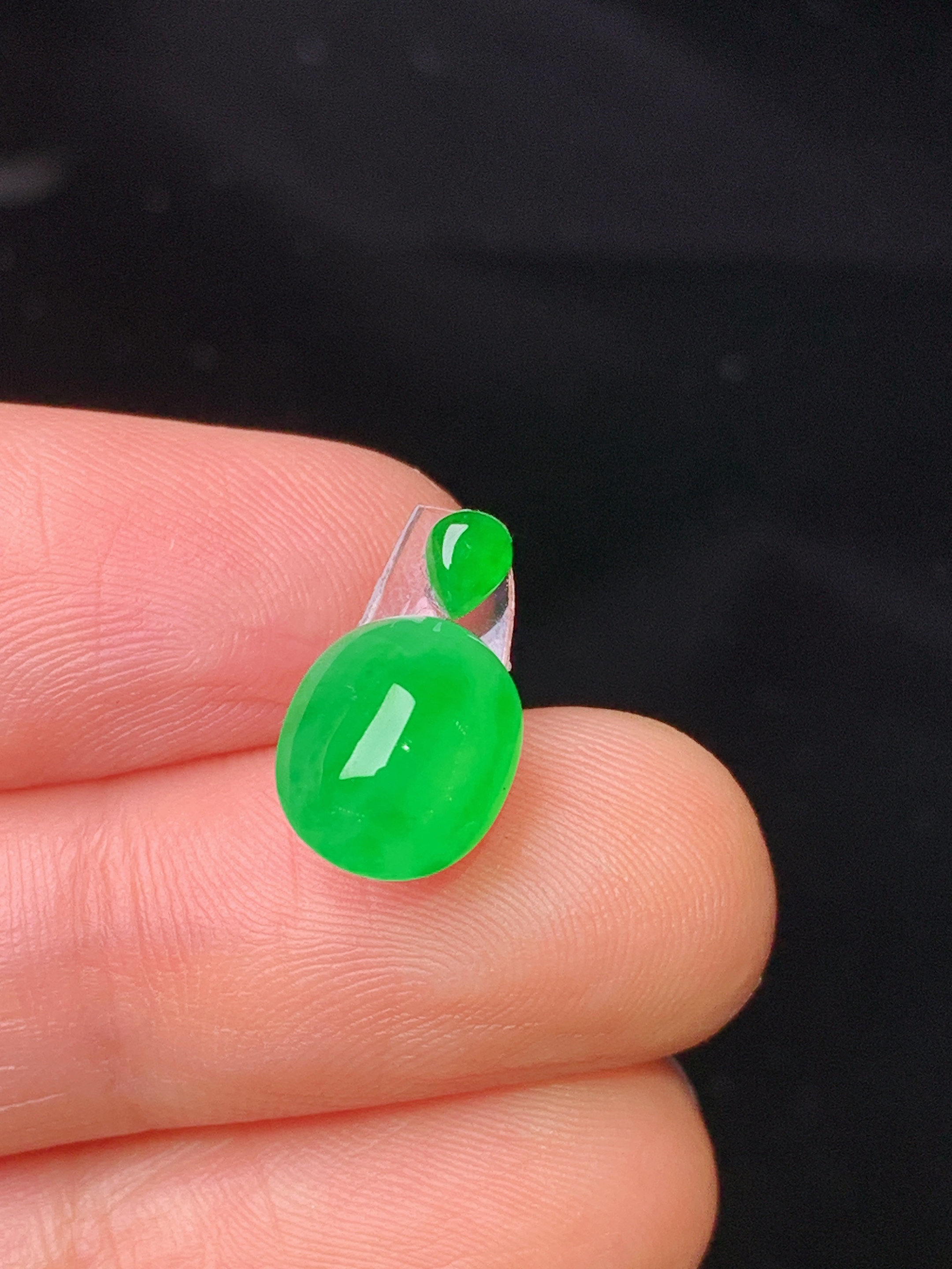 镶嵌款 满绿蛋面吊坠 玉质细腻 色泽艳丽清新 整体尺寸10*8*5.2