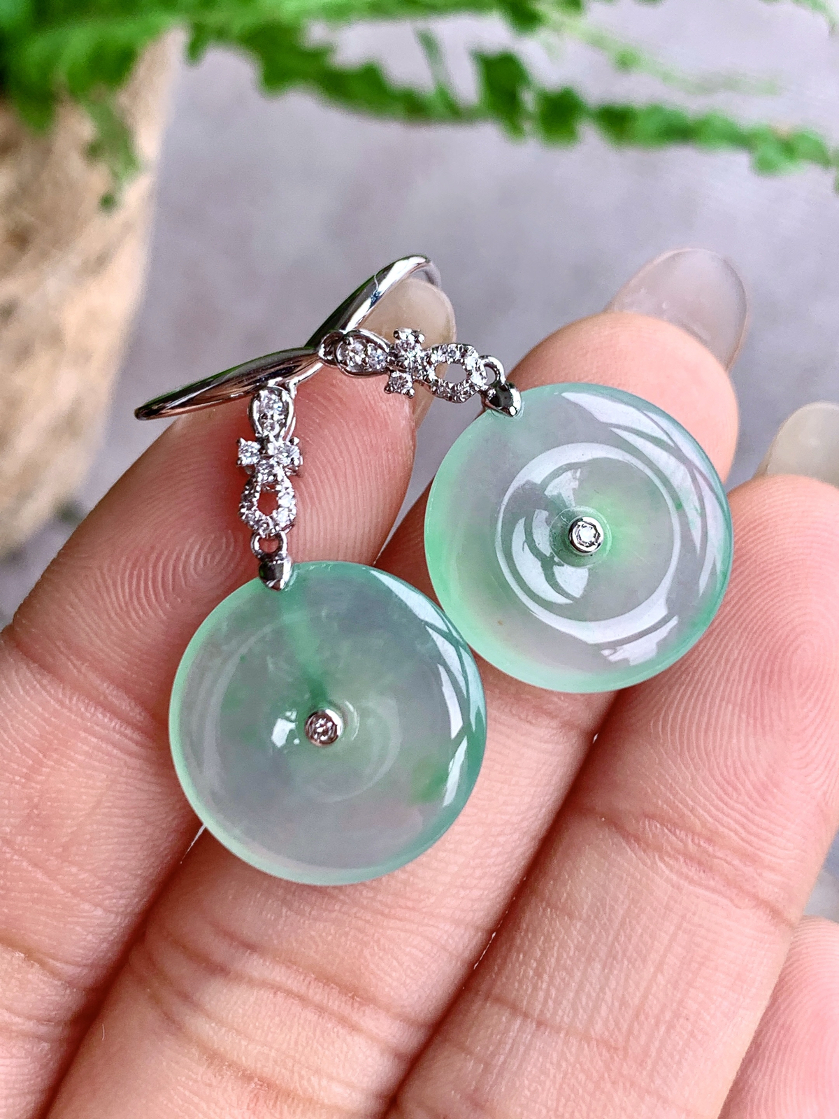 【镶嵌】️高冰飘绿花平安扣耳坠 
【说明】缅料  18k金镶嵌 性价比高  
【整体】37.7
【