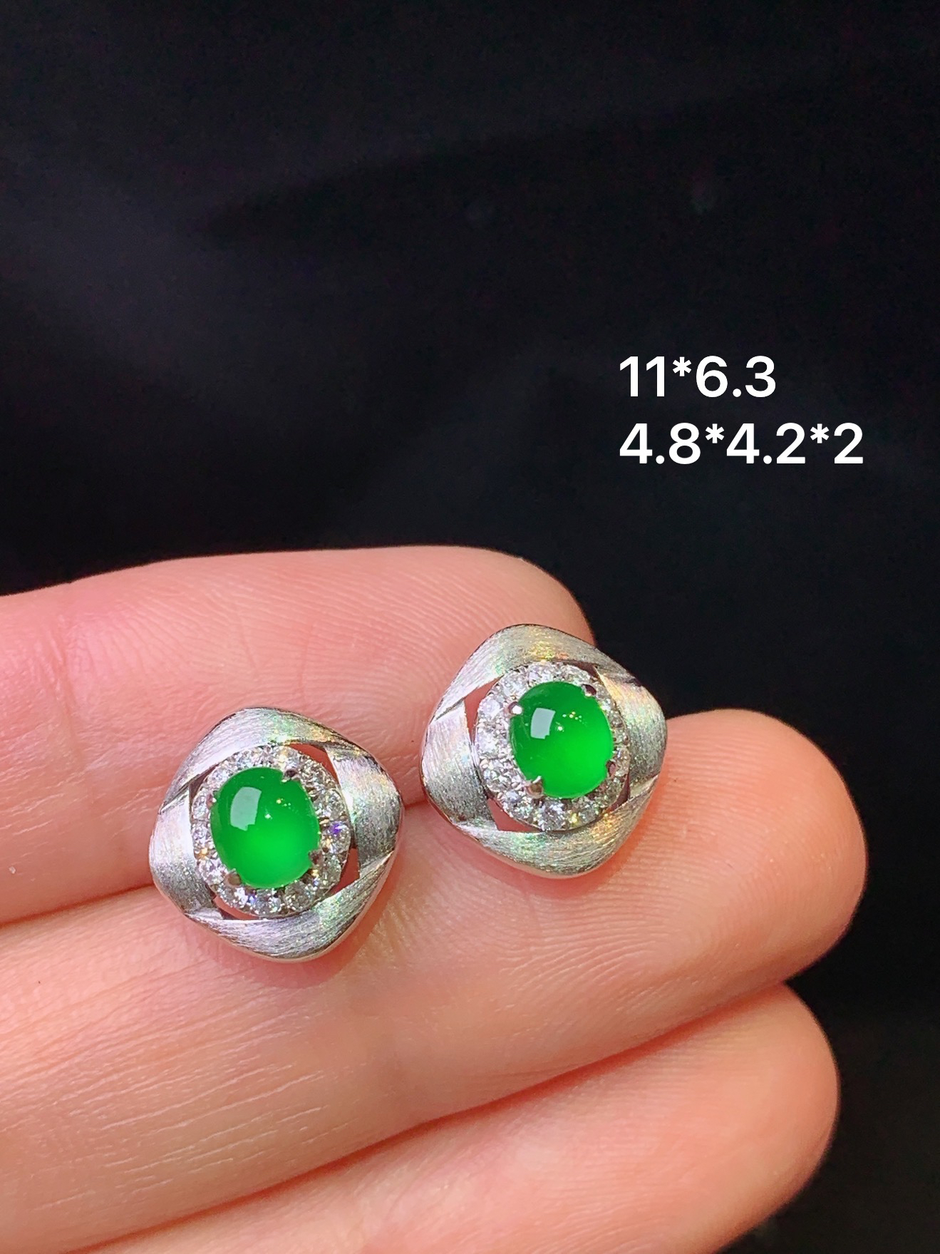 18k金钻镶嵌满绿蛋面耳钉 玉质细腻 色泽艳丽清新 整体尺寸11*6.3