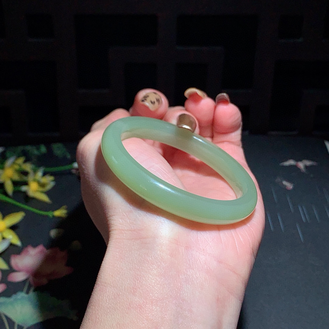 和田玉51.5圈清水色手镯！玉质细腻油润 底色纯净 无裂无杂 脂粉好，品质高。