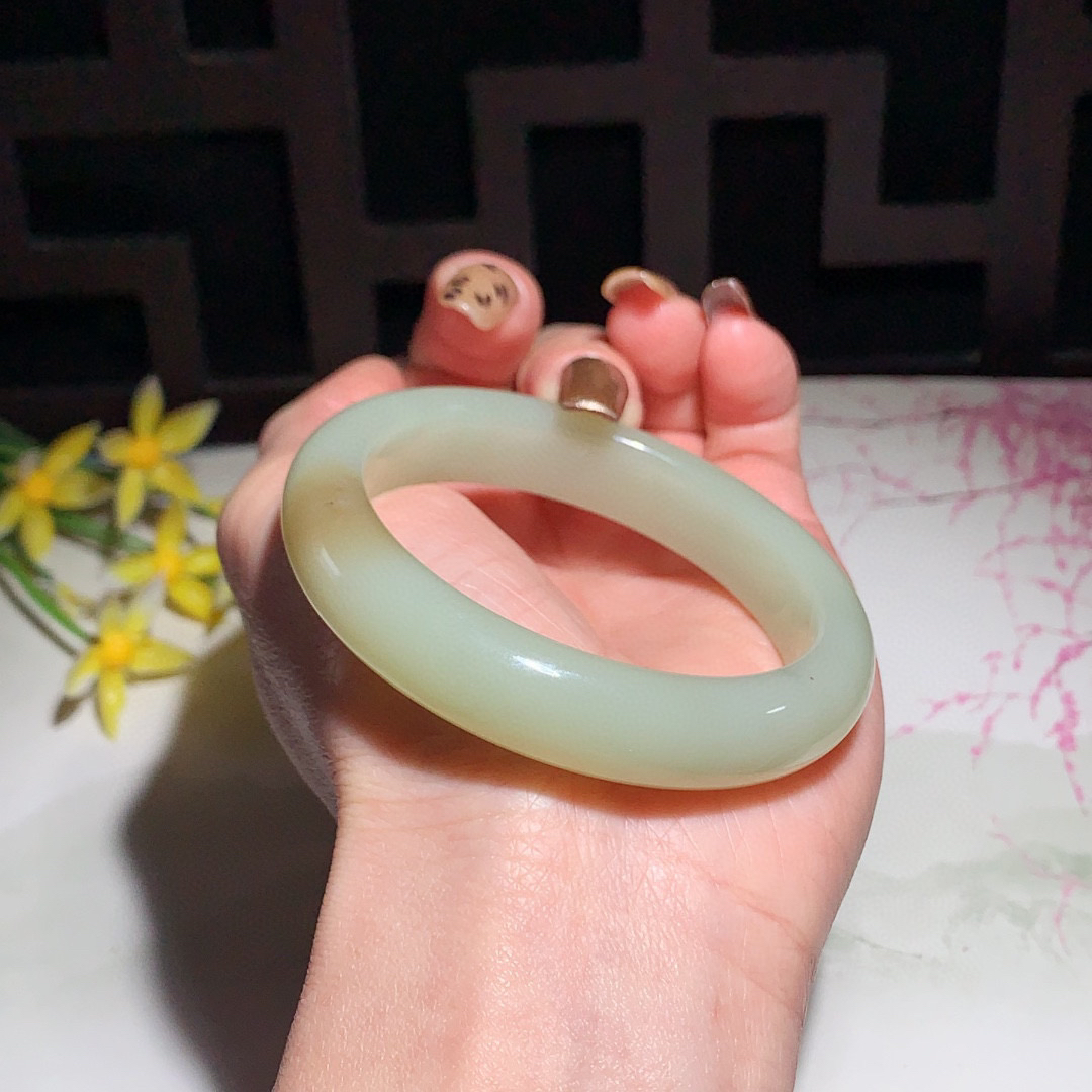 和田玉53.5圈口且末糖手镯！玉质细腻油润 底色纯净 无纹裂 脂粉好，品质高。