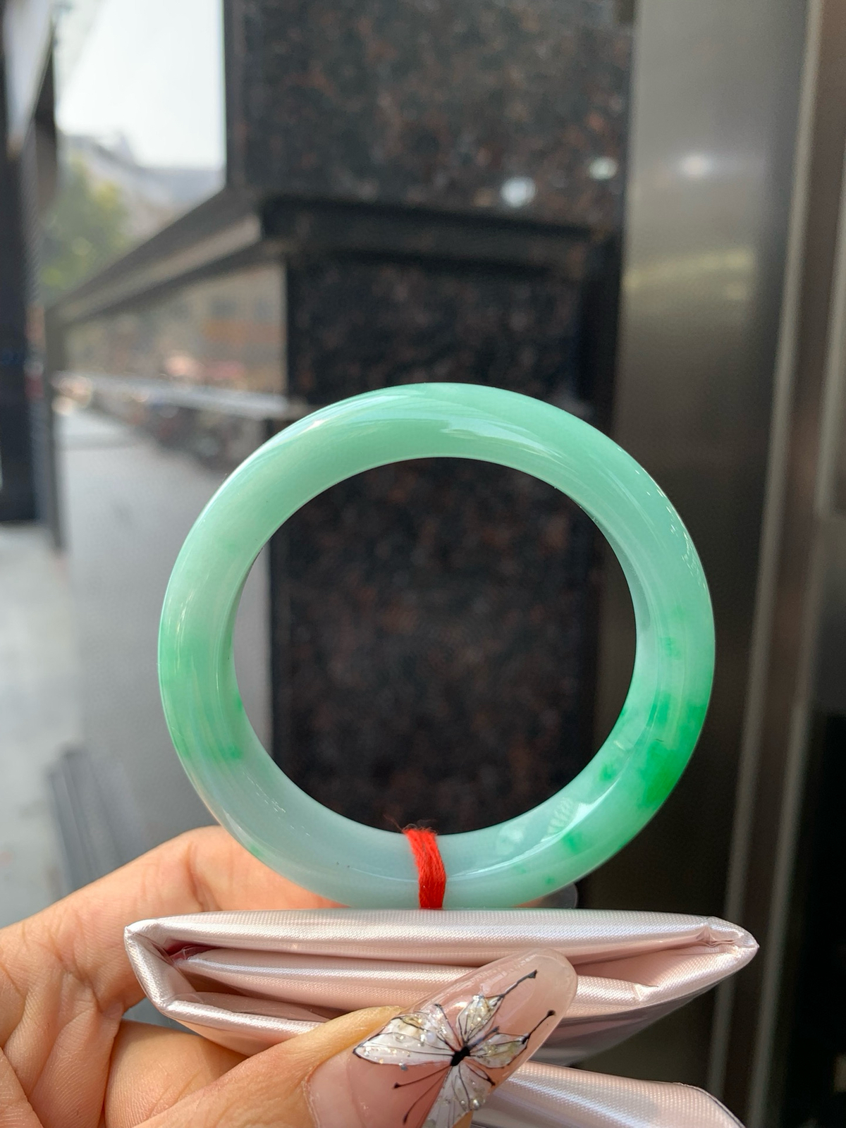 白底青阳绿正圈
53-8.3-11.3
打灯细纹，底妆水润，干净细腻，简约却充满灵气，几抹阳绿花色点缀，清新如芽，宛若自然的画卷凝结于腕间，静中带动，韵味悠长