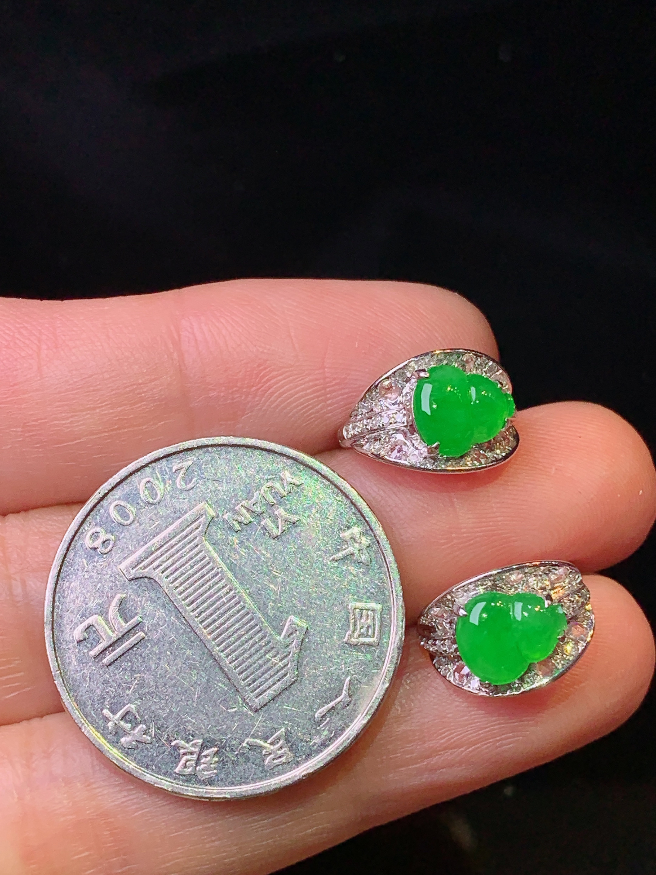 18k金钻镶嵌满绿葫芦耳钉 玉质细腻 色泽艳丽清新 裸石尺寸7.5*6*2.2