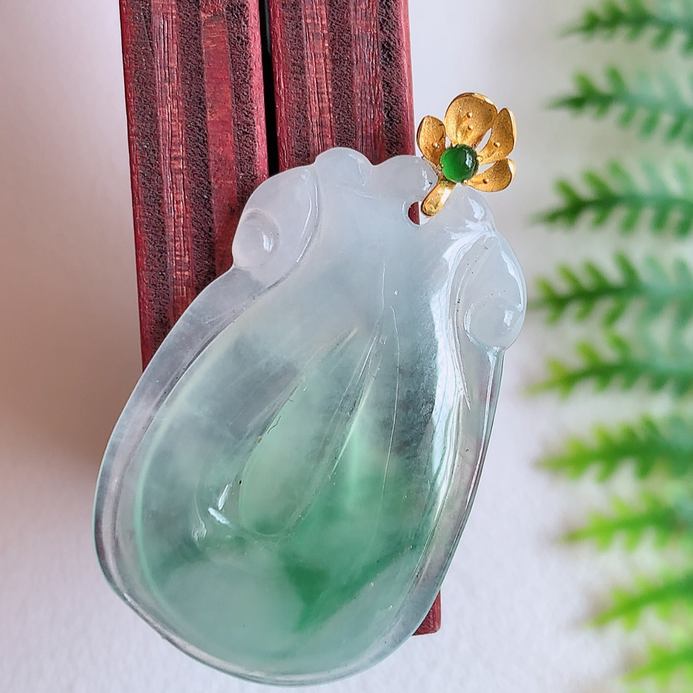 18k金扣冰飘花福贝翡翠吊坠，寓意“辈辈有福，财源广进”水足莹润。通体清新通透，佩戴效果优雅迷人，W142.5  尺寸：26-18-3.2mm