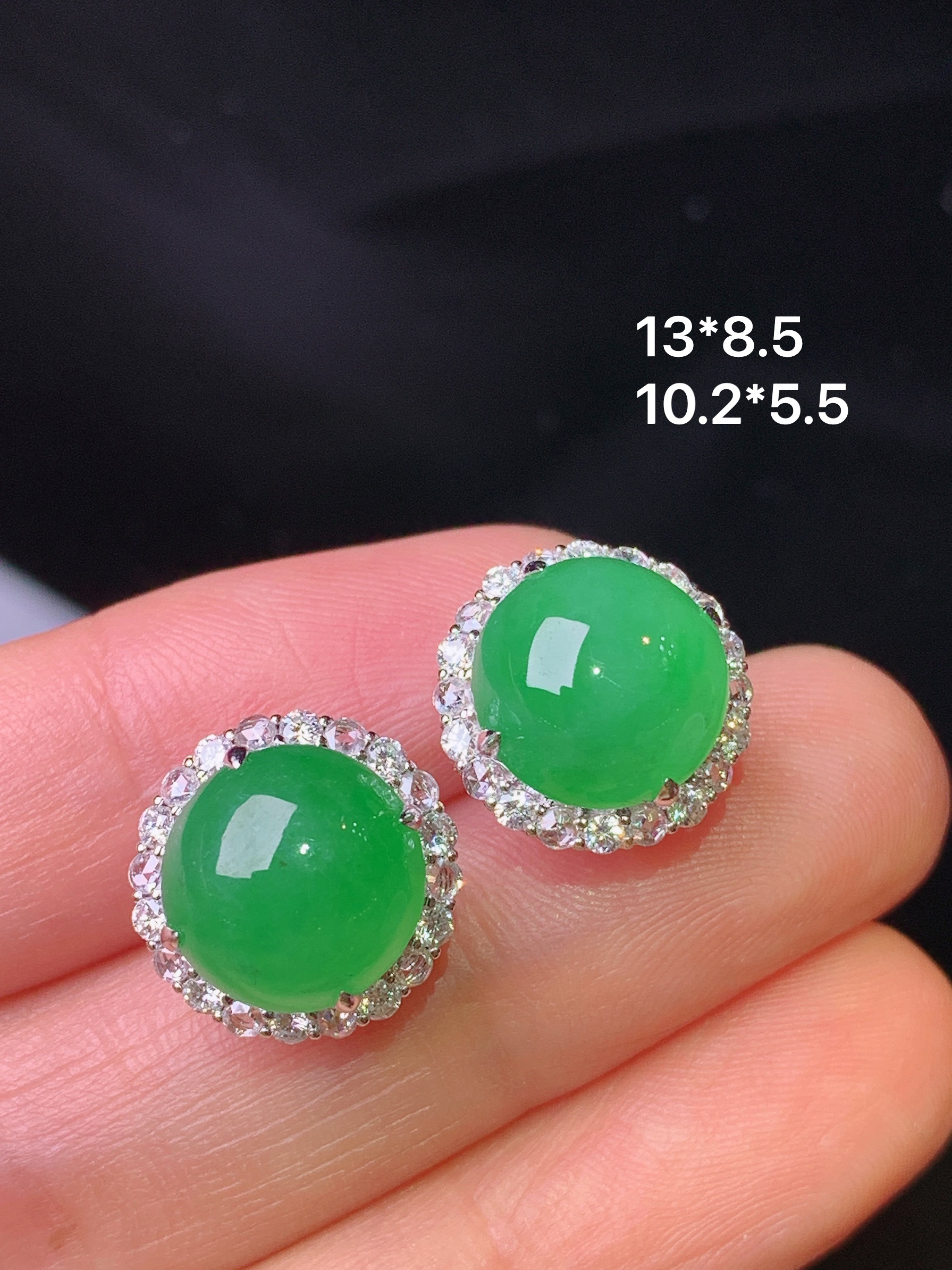 18k金钻镶嵌满绿蛋面耳钉 玉质细腻 色泽艳丽清新 整体尺寸13*8.5