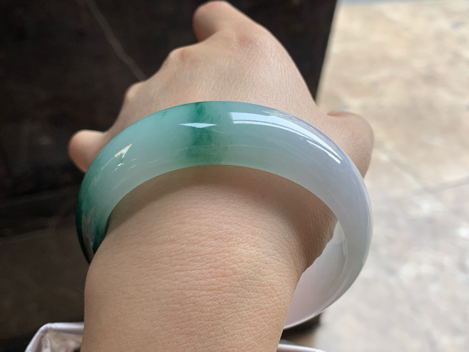 60-19.7-8.6

飘花宽版手镯^_^玉质温润 细腻 鲜艳