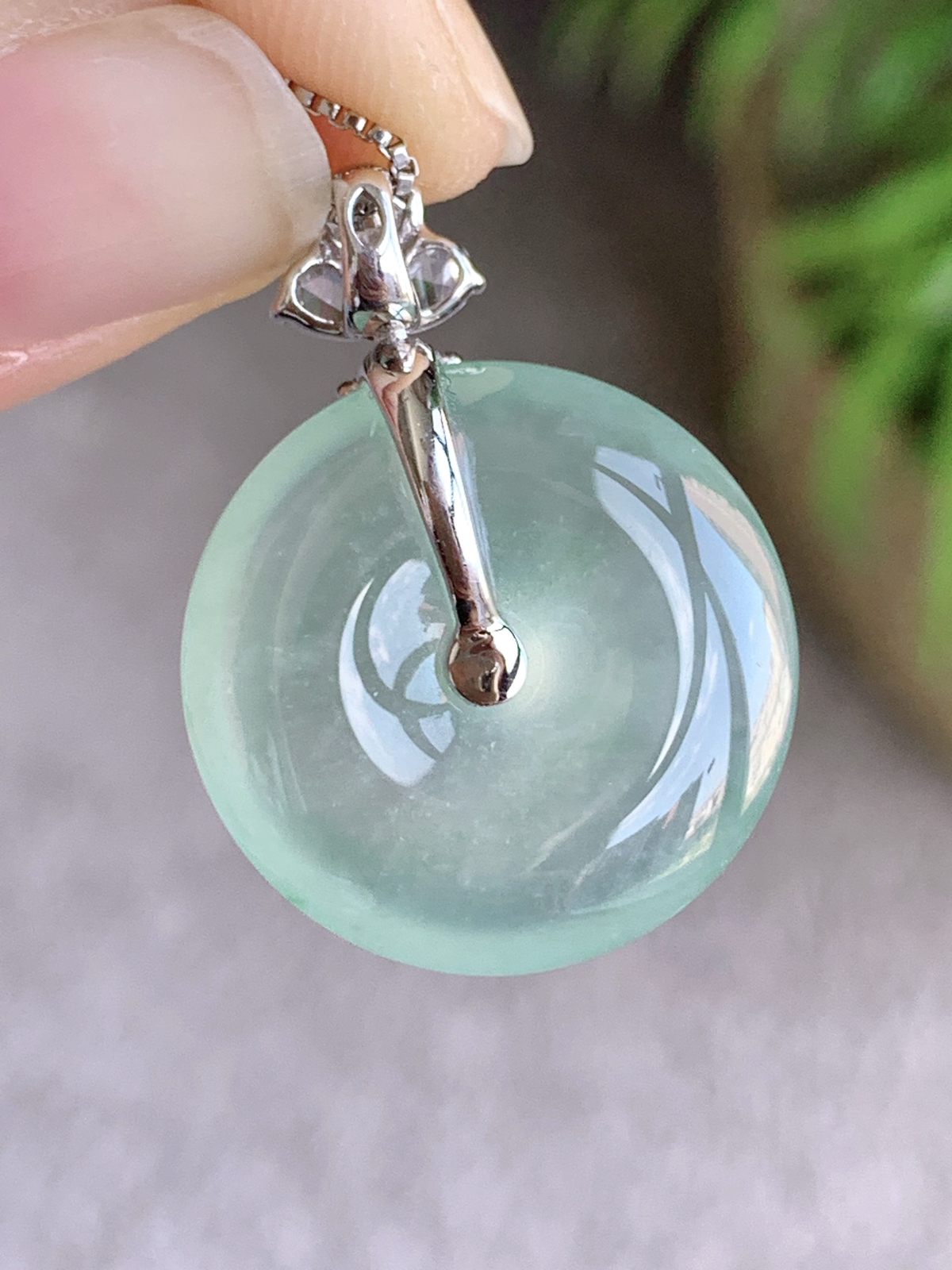 【镶嵌】玻璃种平安扣吊坠  
【说明】缅料 18k金镶嵌 完美 性价比高  
【整体】27.3
【裸石】20.4-5.7
【重量】5.7克