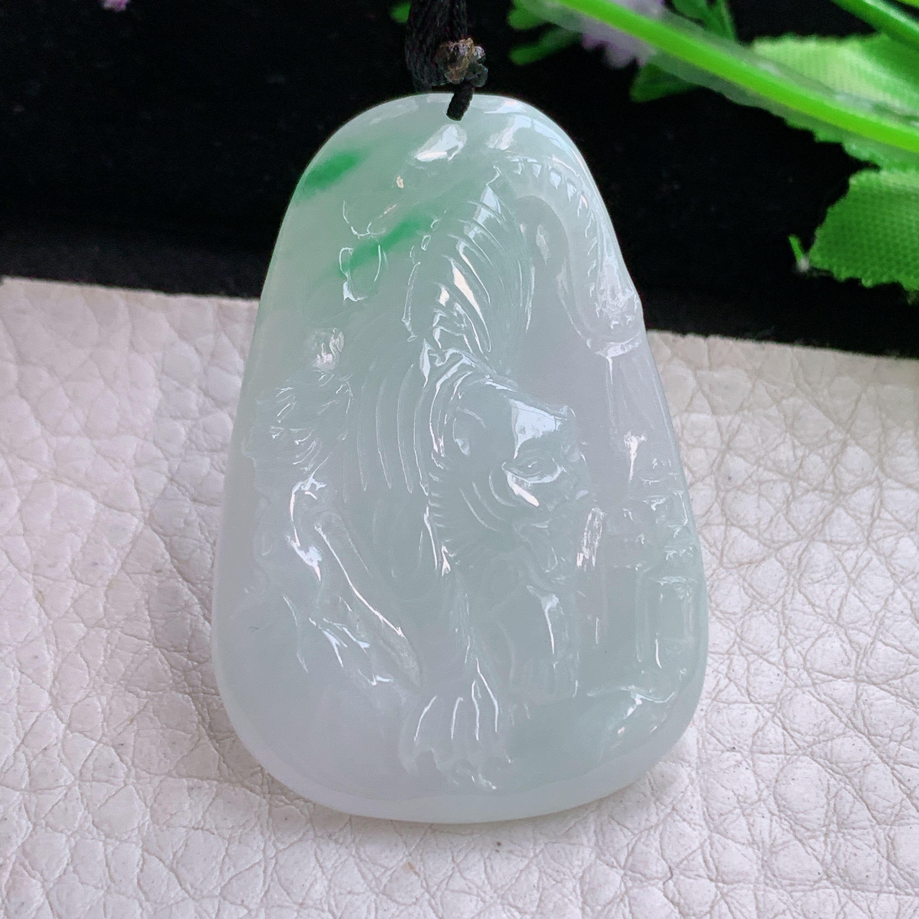 f8实拍46*31*6缅甸天然翡翠飘绿花生肖虎吊坠生肖下山虎守护神项坠