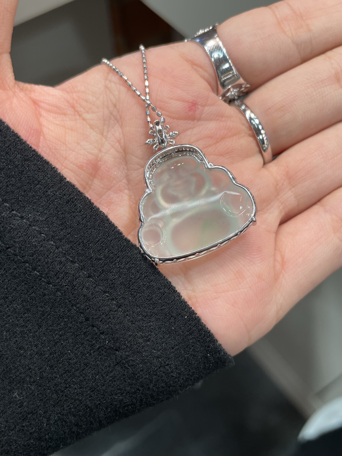 冰种 起光 飘绿 佛公吊坠

18k金简镶嵌