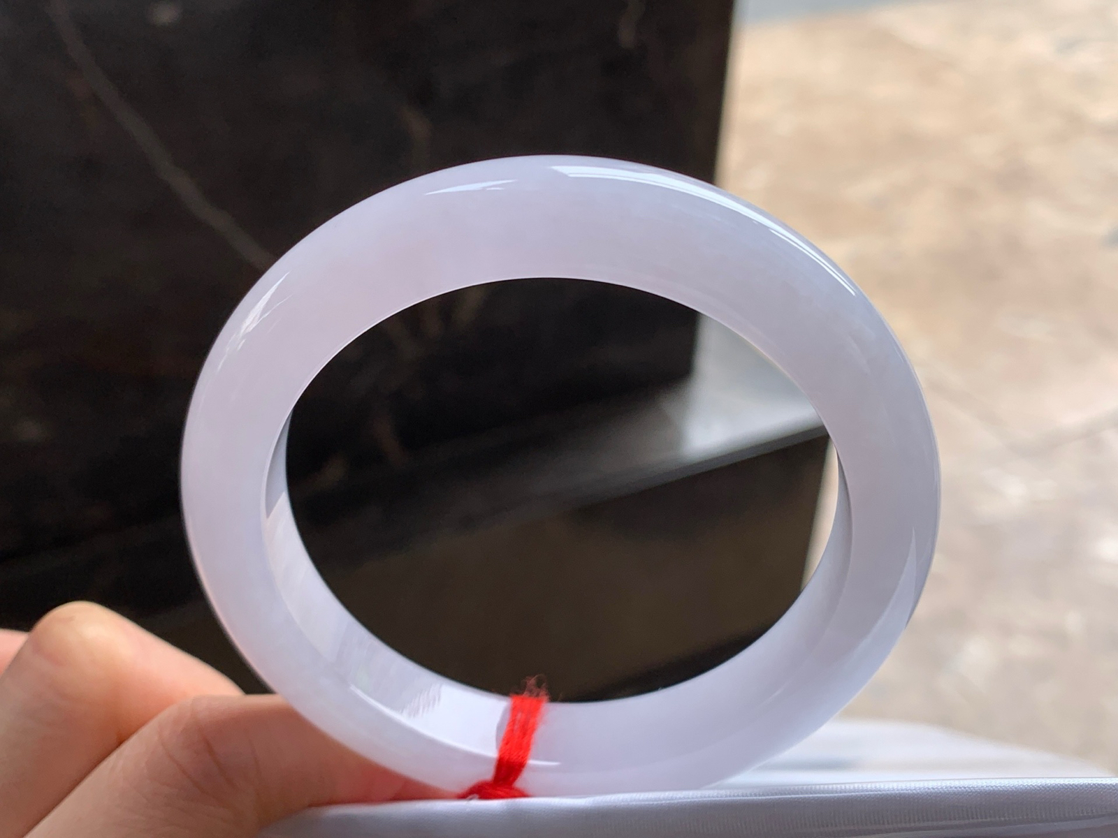 60.5-11.6-9.9

粉春大圈手镯^_^玉质温润 细腻