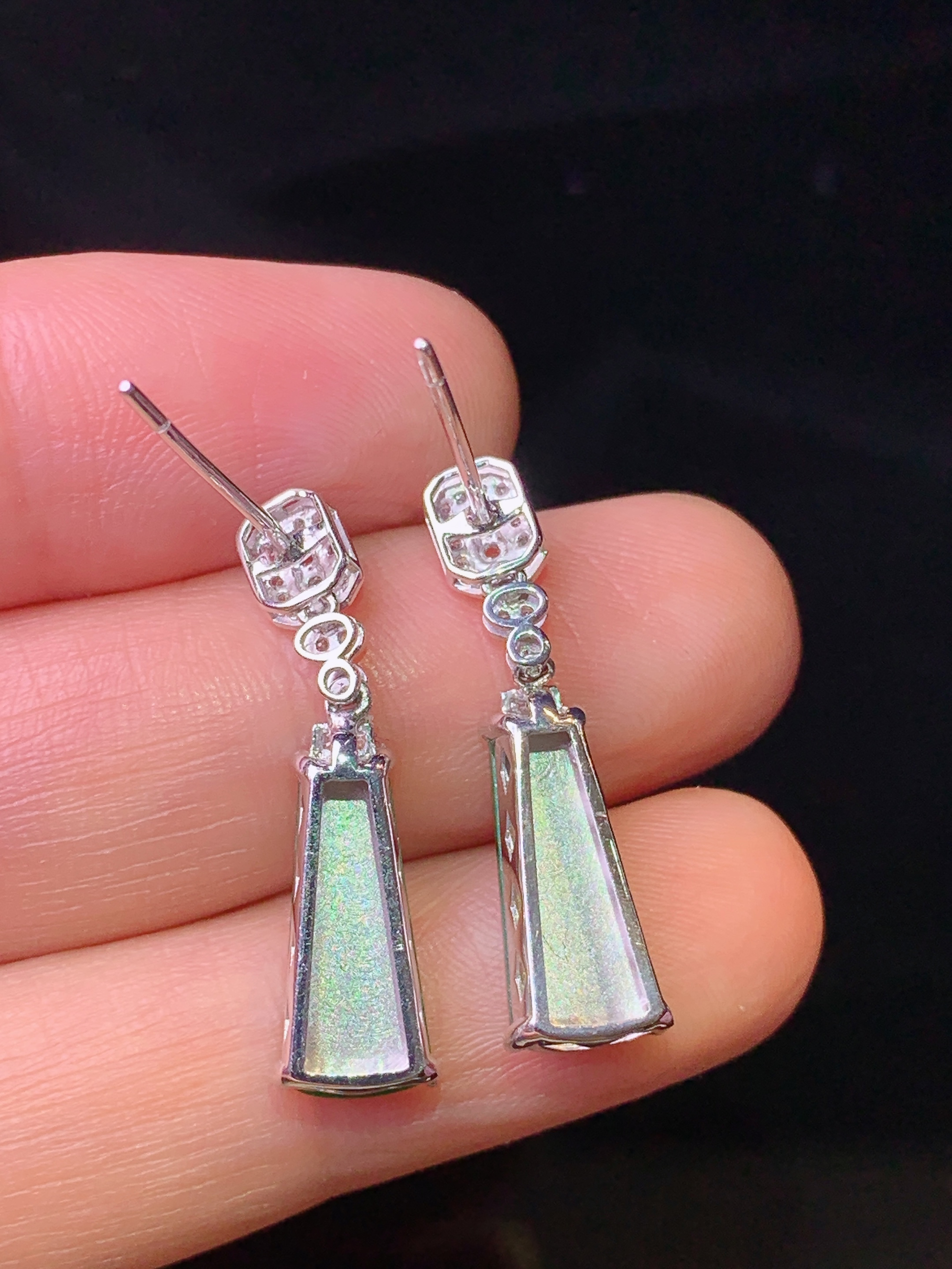 18k金钻镶嵌满绿无事牌耳坠 玉质细腻 色泽艳丽清新 整体尺寸26*5.5*3.7