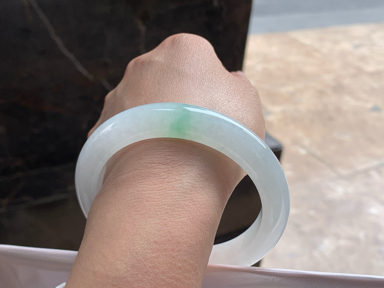 60-11.9-9.9

飘绿手镯^_^底妆干净 清新 大圈