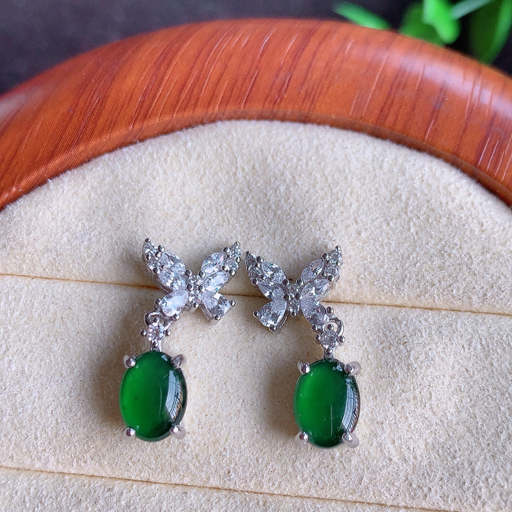 冰透满绿翡翠925银镶嵌耳钉，自然光实拍，翠色灵动，颜色漂亮，种老水足，品相佳，佩戴佳品！W815.