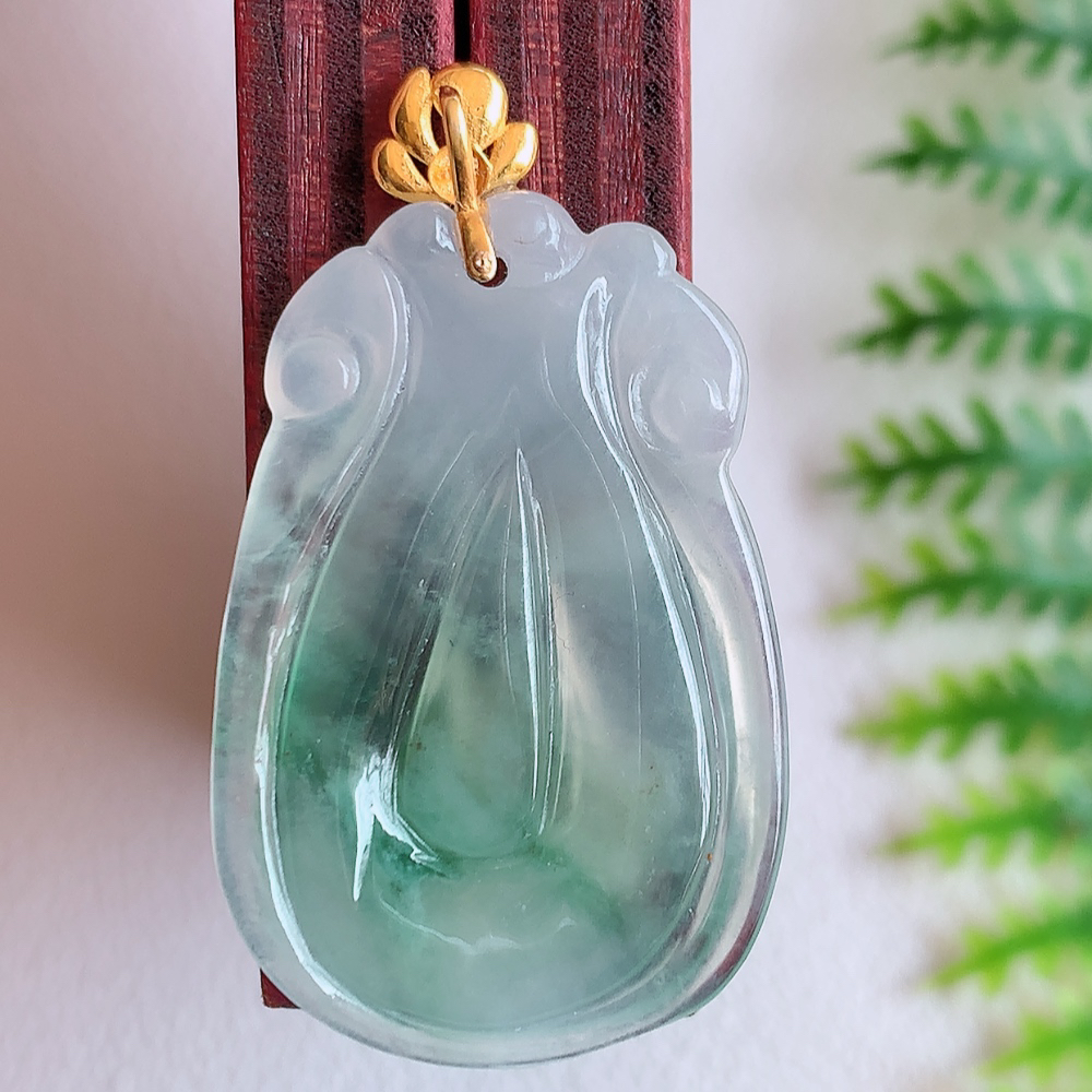 18k金扣冰飘花福贝翡翠吊坠，寓意“辈辈有福，财源广进”水足莹润。通体清新通透，佩戴效果优雅迷人，W142.5  尺寸：26-18-3.2mm