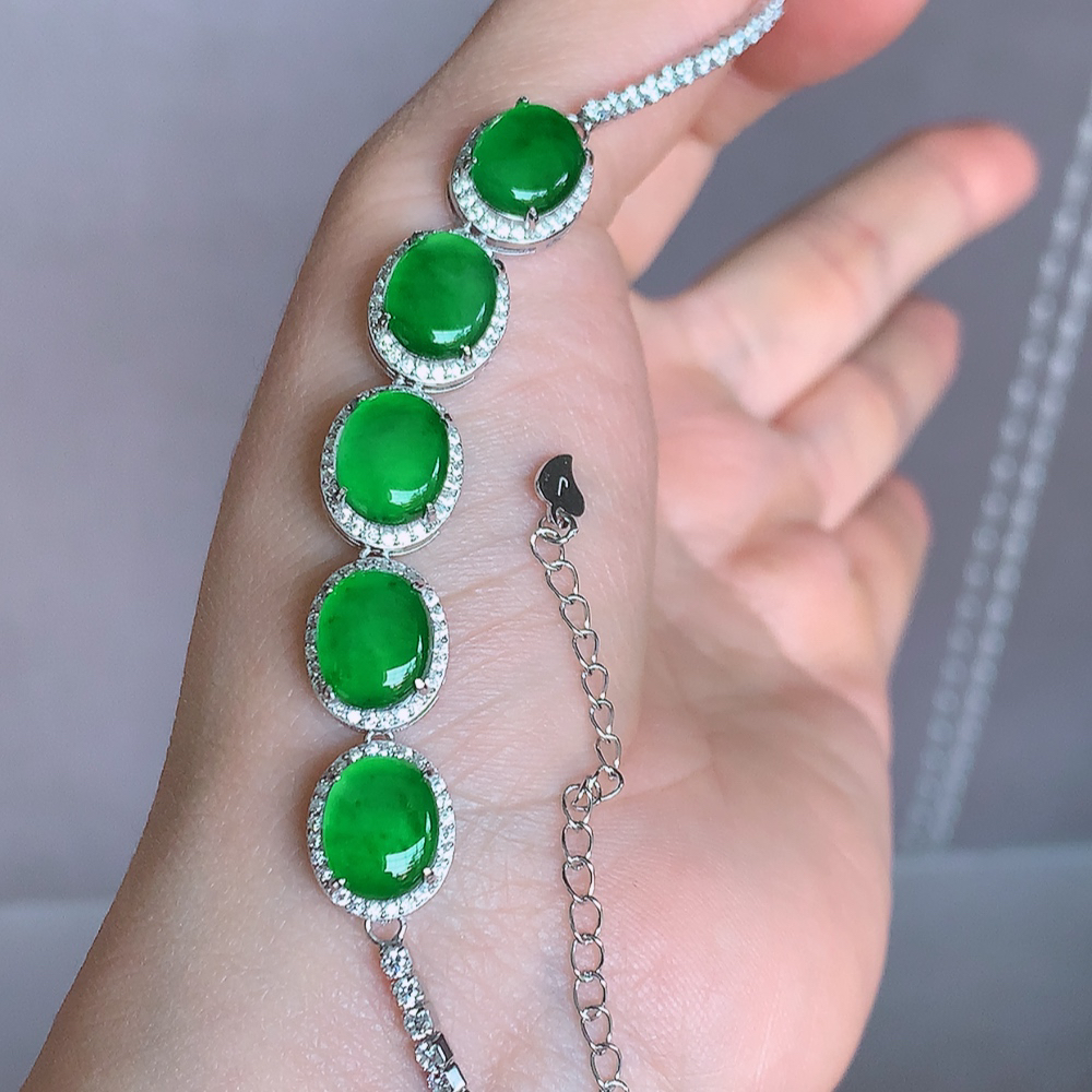 冰润翡翠满绿蛋面手链，水水润润，珠圆玉润，颜色鲜艳，妙明清净，清秀高雅，佩戴效果优雅迷人！性价比超值 W502.5  取一尺寸：12.5-10-6.2mm  裸石尺寸：10-7.8mm