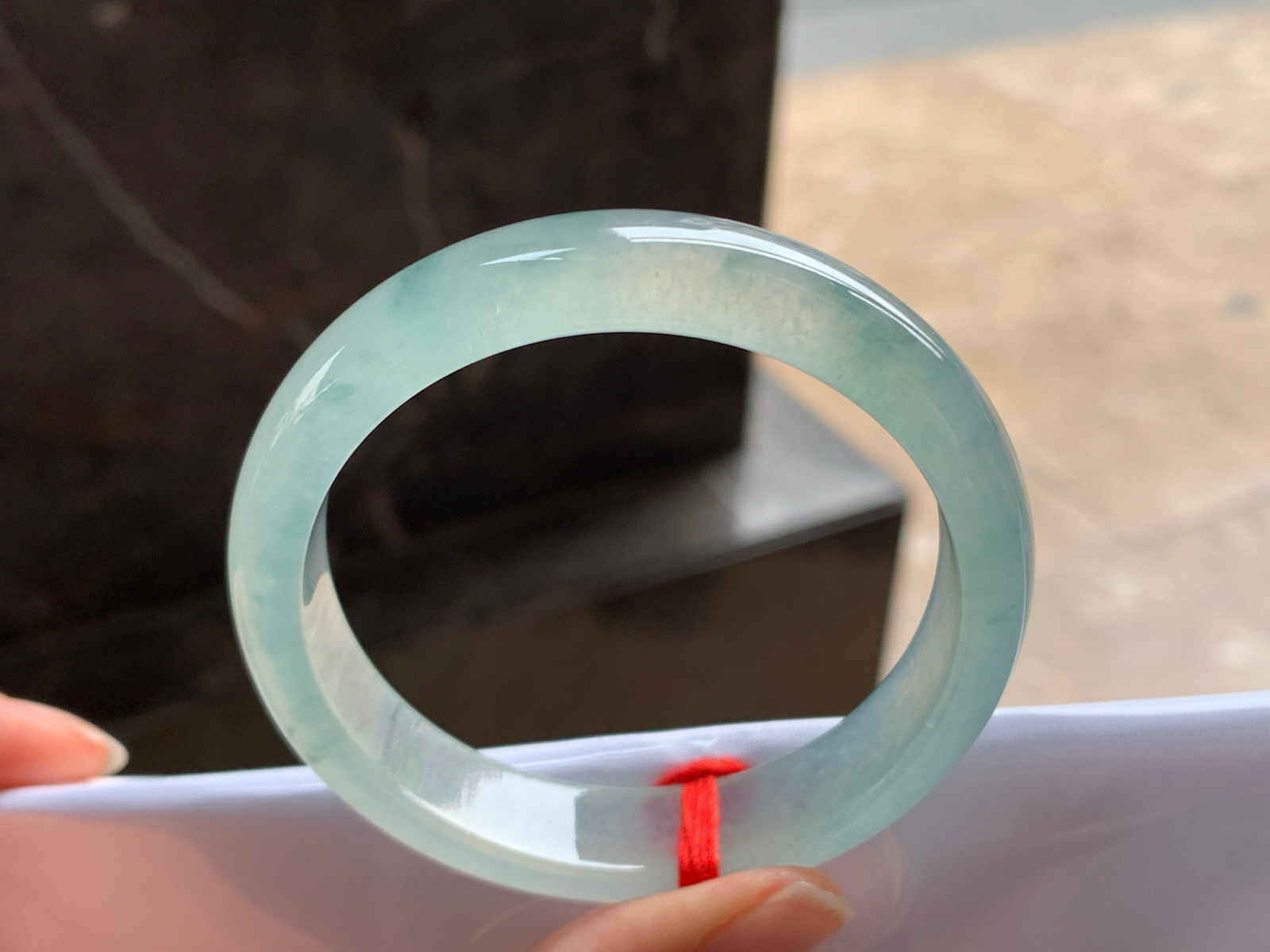 53.5-12.8-6.8

冰蓝花手镯^_^透亮