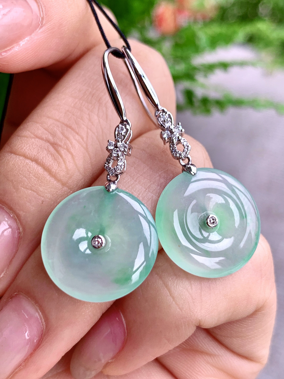 【镶嵌】️高冰飘绿花平安扣耳坠 
【说明】缅料  18k金镶嵌 性价比高  
【整体】37.7
【裸石】16.7-3.3
【重量】5.1克